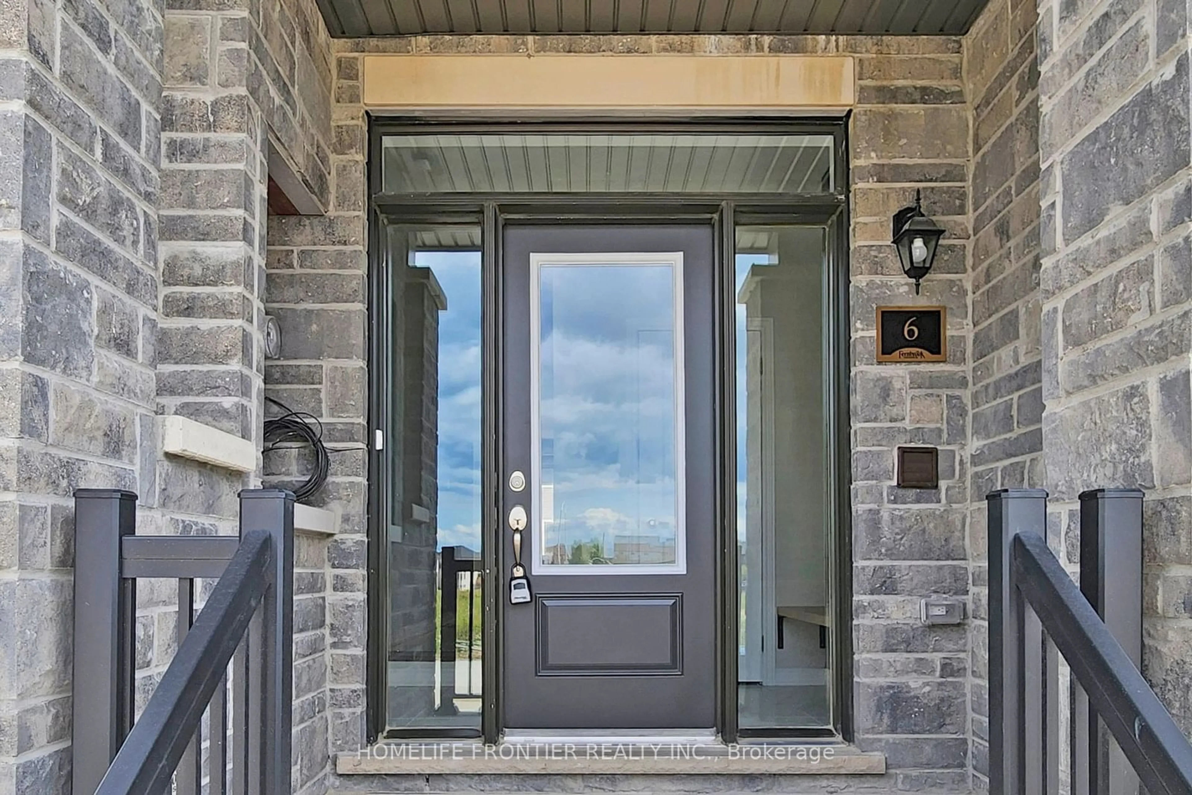 Indoor entryway for 6 Rochester Dr, Barrie Ontario L9J 0W1