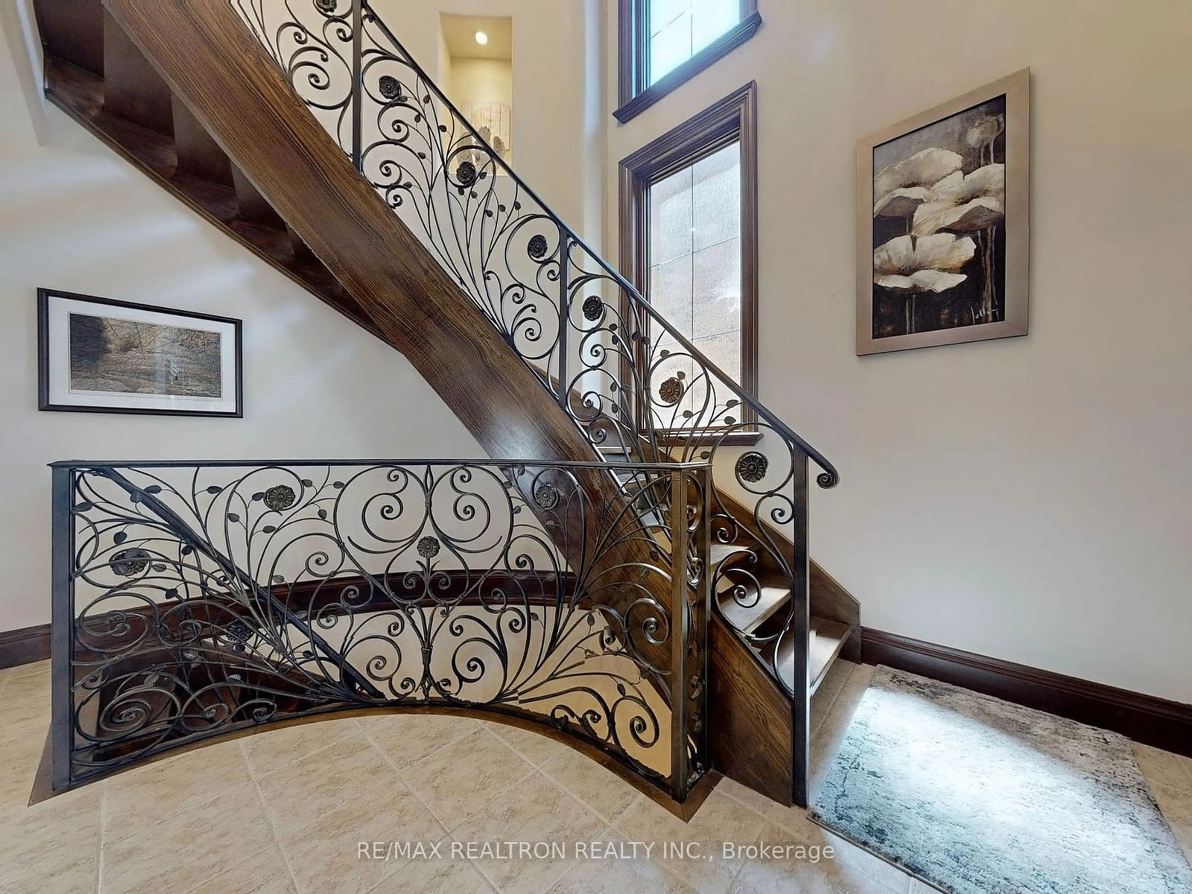 Stairs for 35 Kempenfelt Dr, Barrie Ontario L4M 1B8