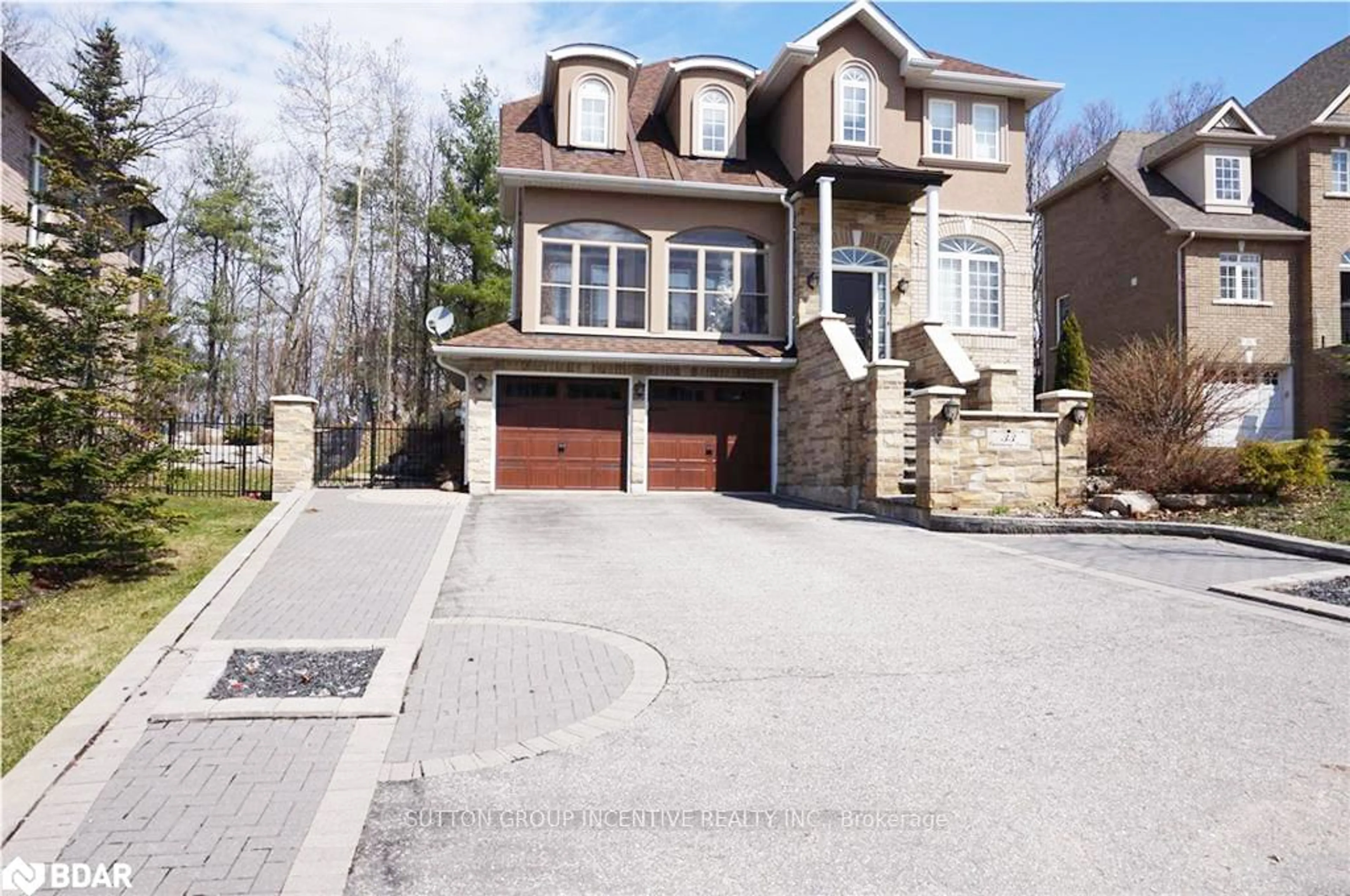 A pic from exterior of the house or condo, the street view for 33 Cumming Dr, Barrie Ontario L4N 0C5