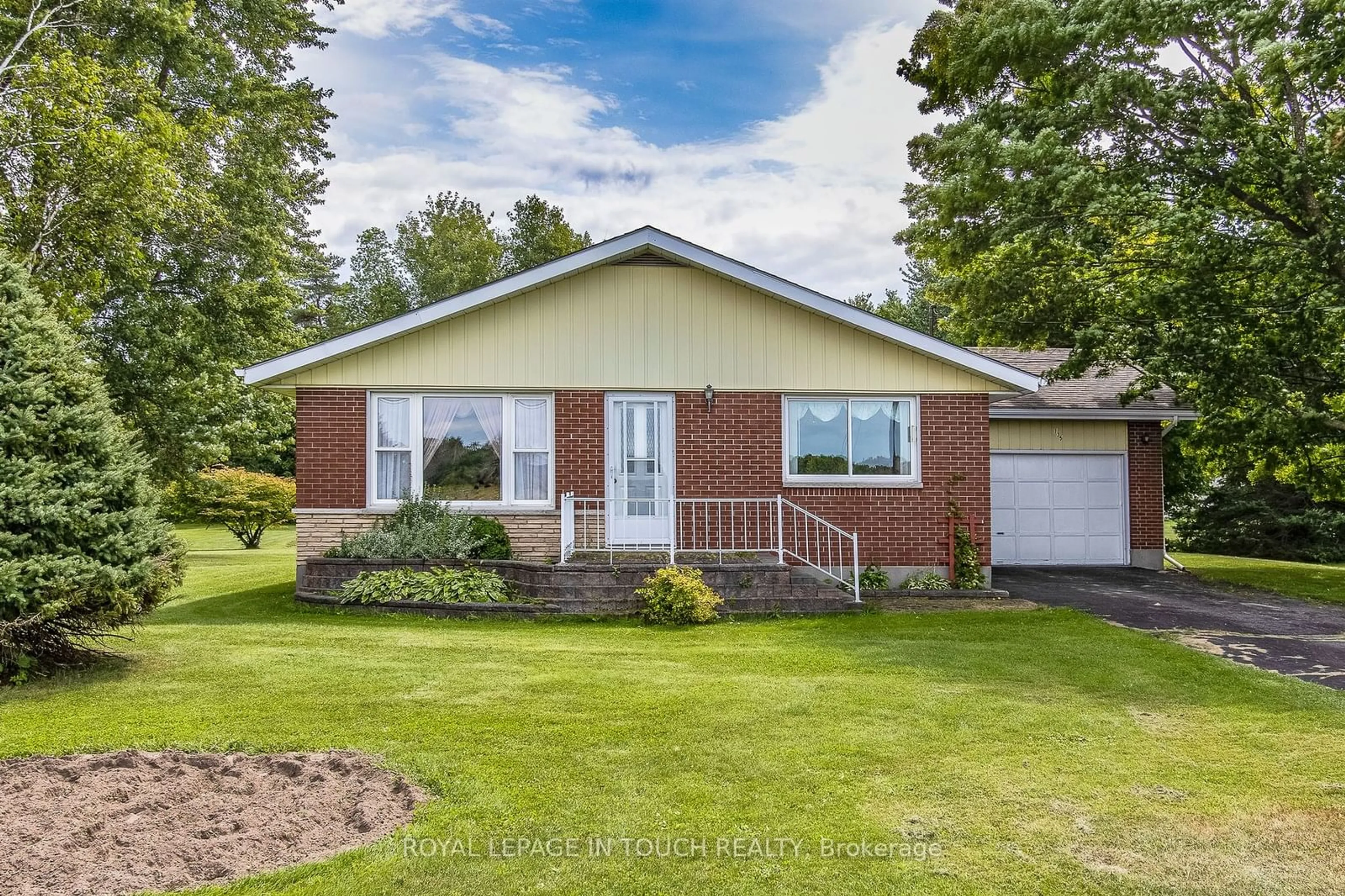 Frontside or backside of a home for 135 Balm Beach Rd, Tiny Ontario L0L 2J0