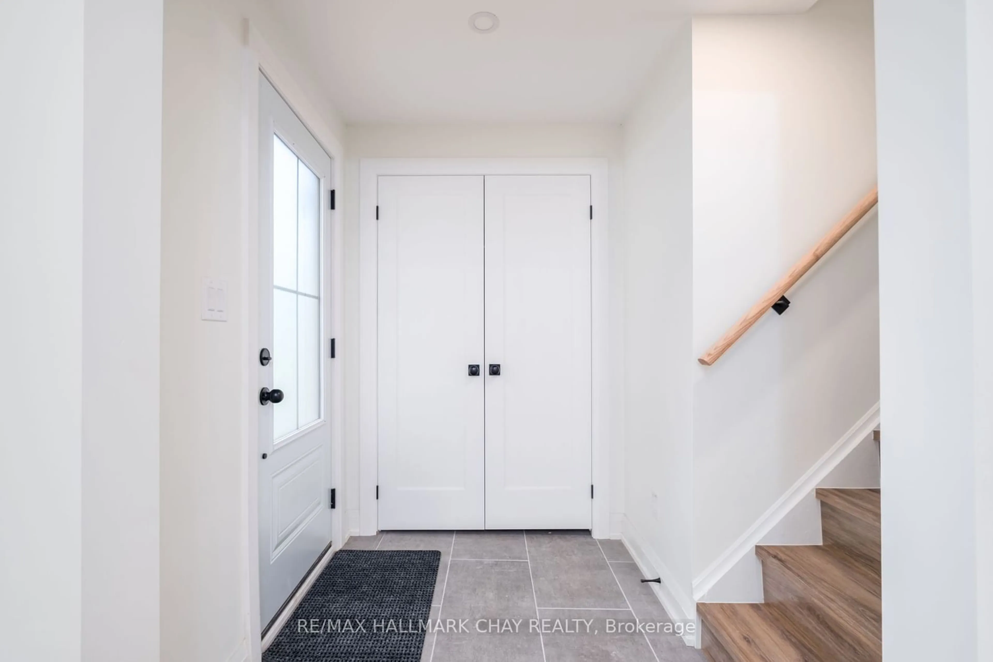 Indoor entryway, wood floors for 9 Mill St, Springwater Ontario L0L 1V0