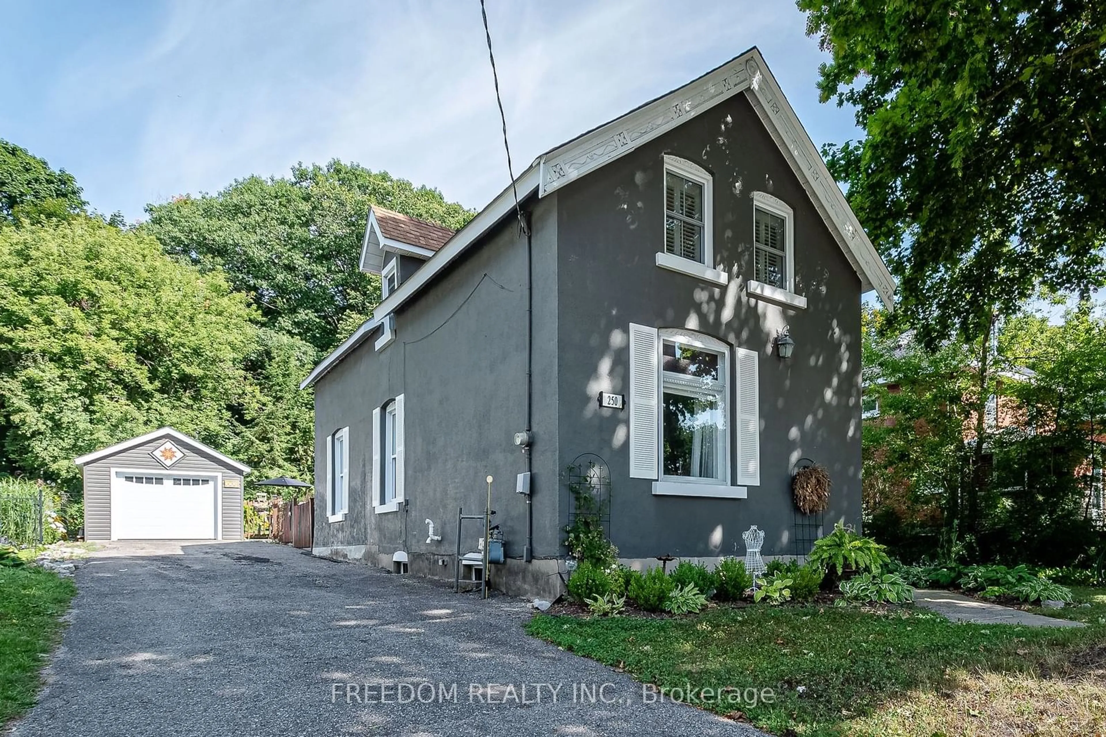 Frontside or backside of a home, cottage for 250 Harvey St, Orillia Ontario L3V 3M4