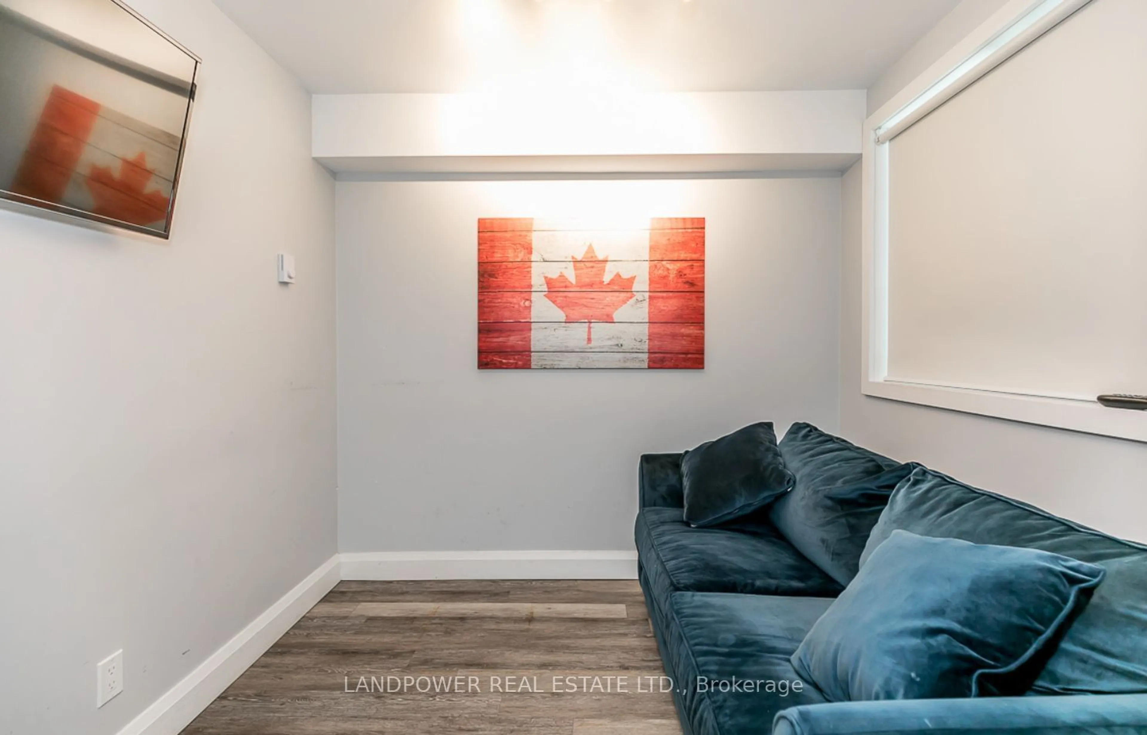 Living room, wood floors for 80 Horseshoe Blvd #101, Oro-Medonte Ontario L4M 4Y8