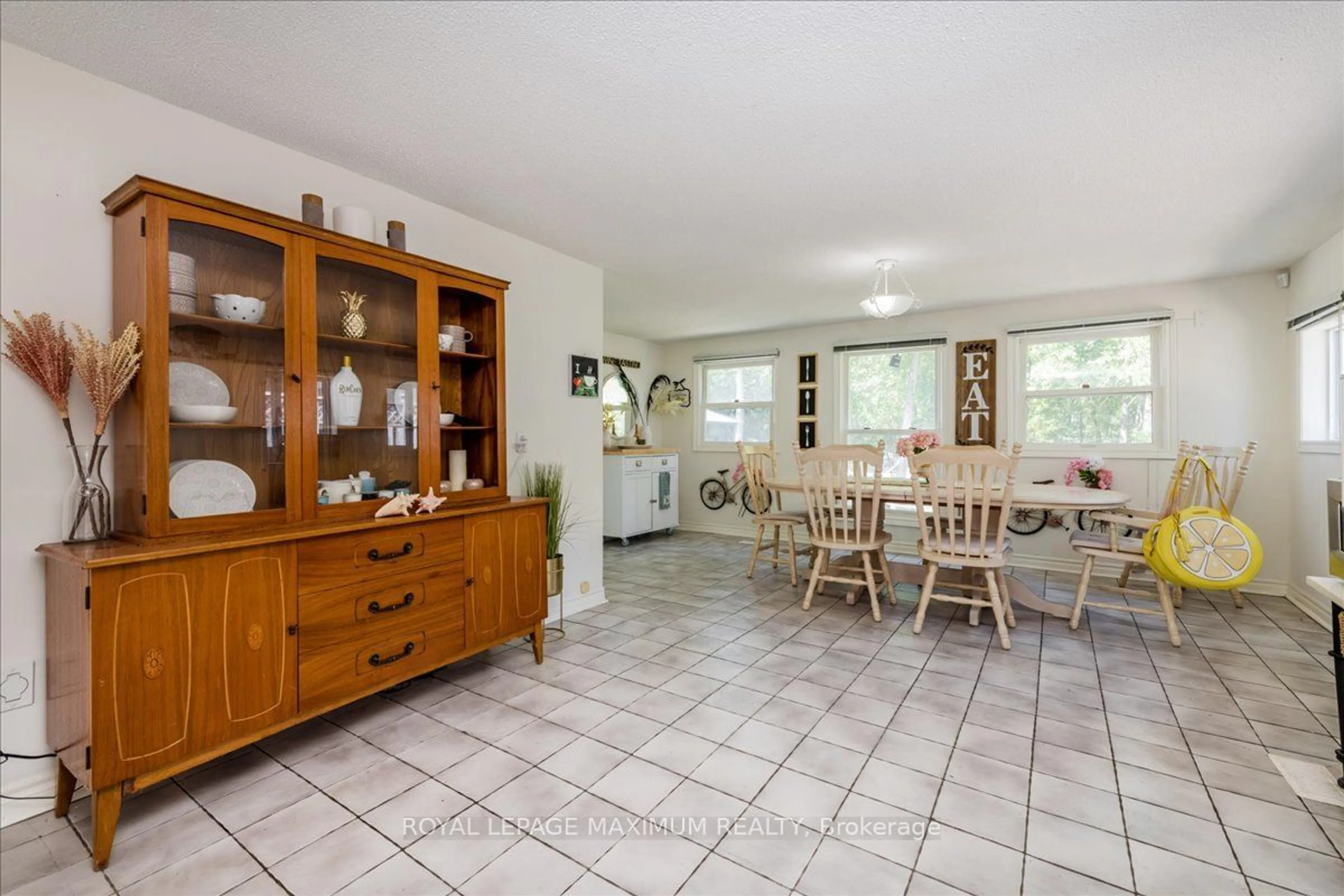 Dining room, ceramic/tile floor for 749 River Rd, Wasaga Beach Ontario L9Z 2M4