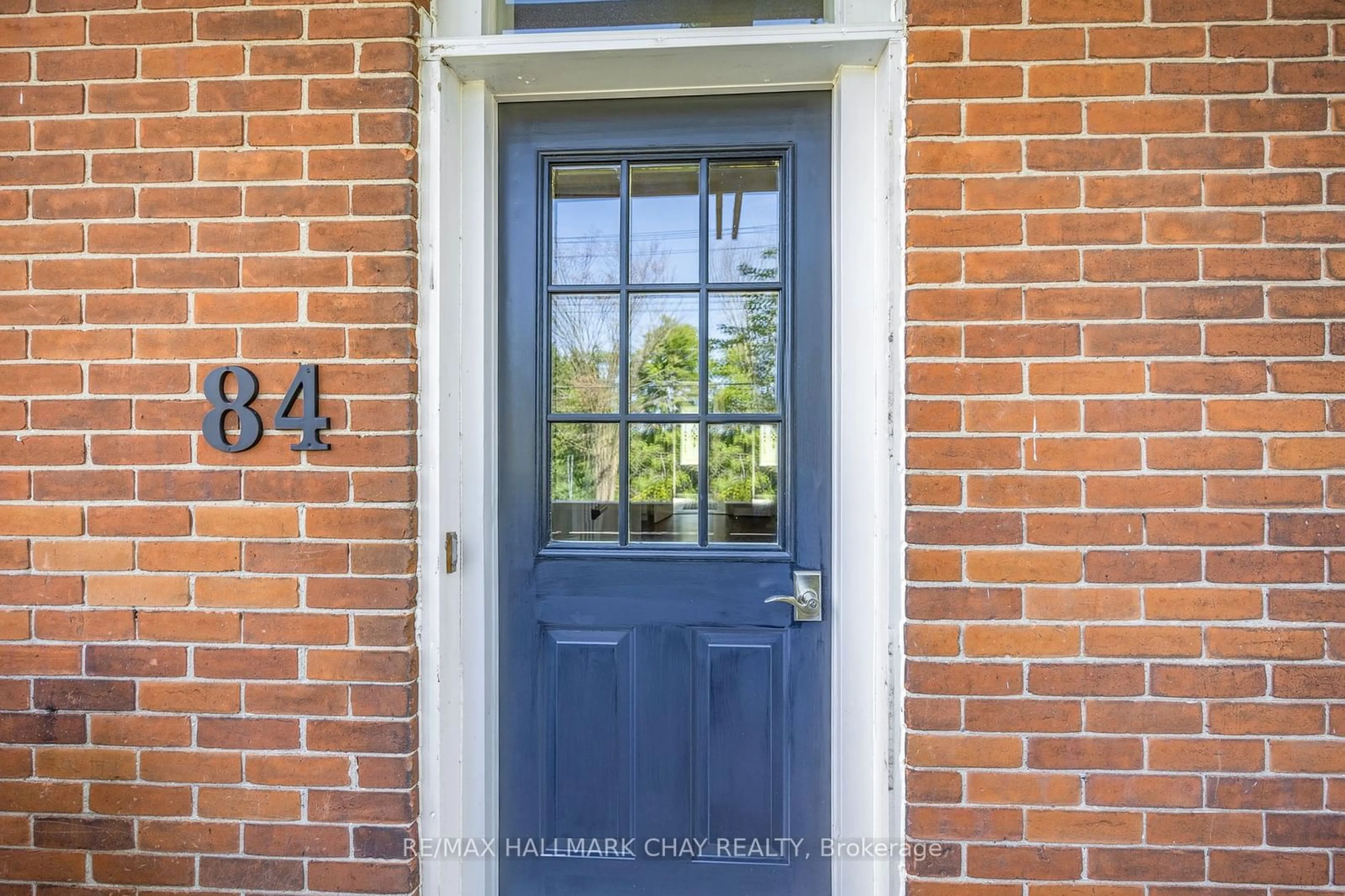 Indoor entryway for 84 Poyntz St, Penetanguishene Ontario L9M 1N9