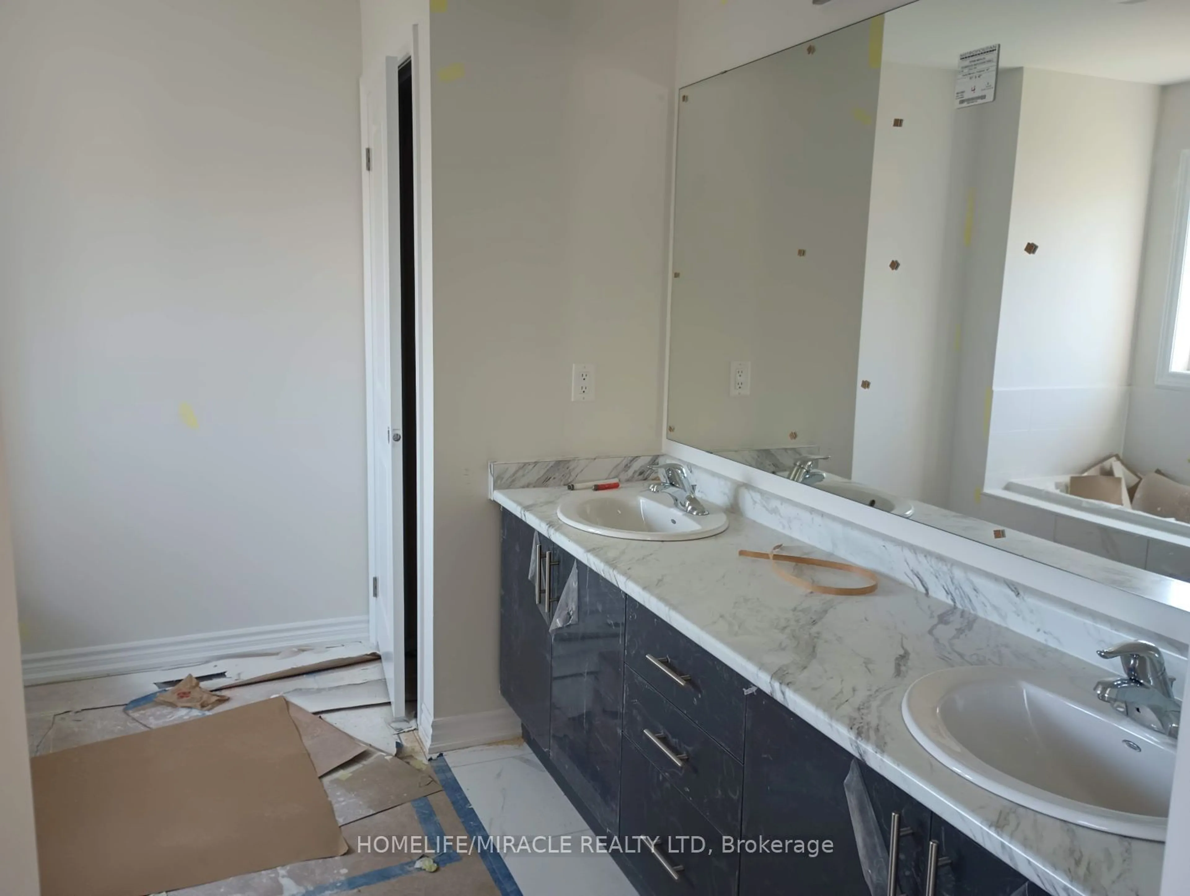 Contemporary bathroom, not visible floor for 32 ROCHESTER Dr, Barrie Ontario L9J 0W1