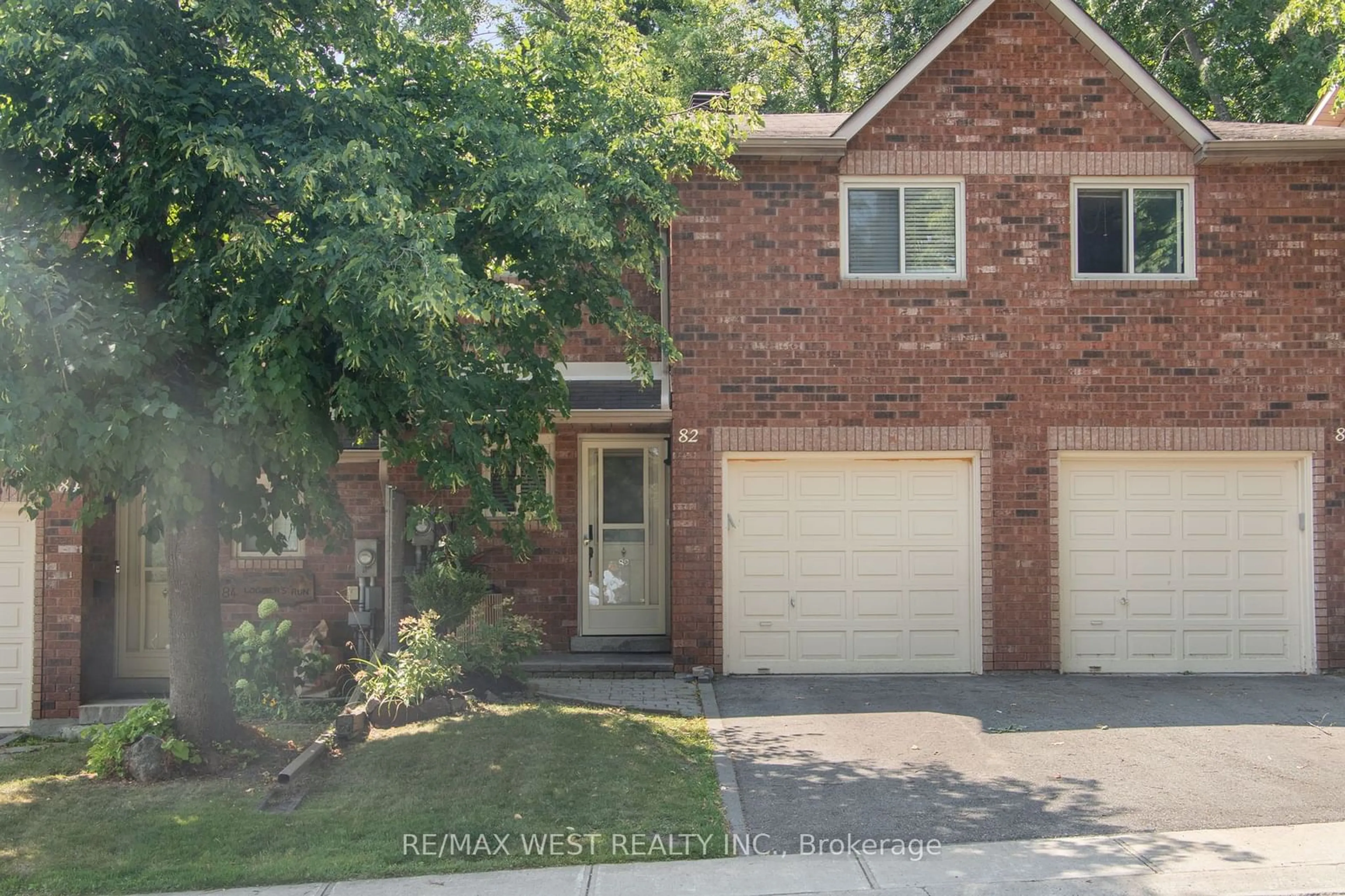 A pic from exterior of the house or condo, the street view for 82 Loggers Run, Barrie Ontario L4N 6W8