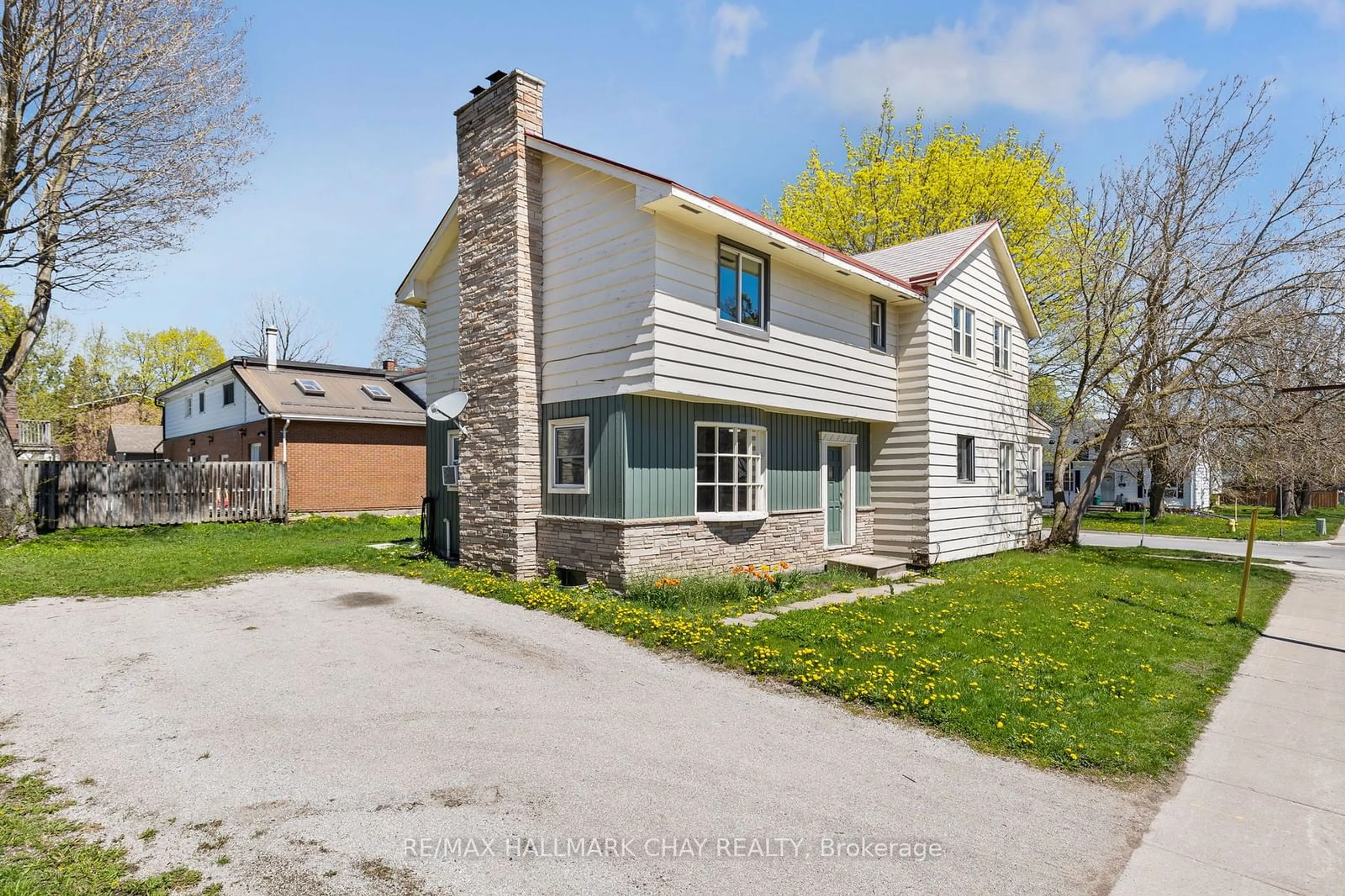 Frontside or backside of a home for 138 Peel St, Barrie Ontario L4M 3L6