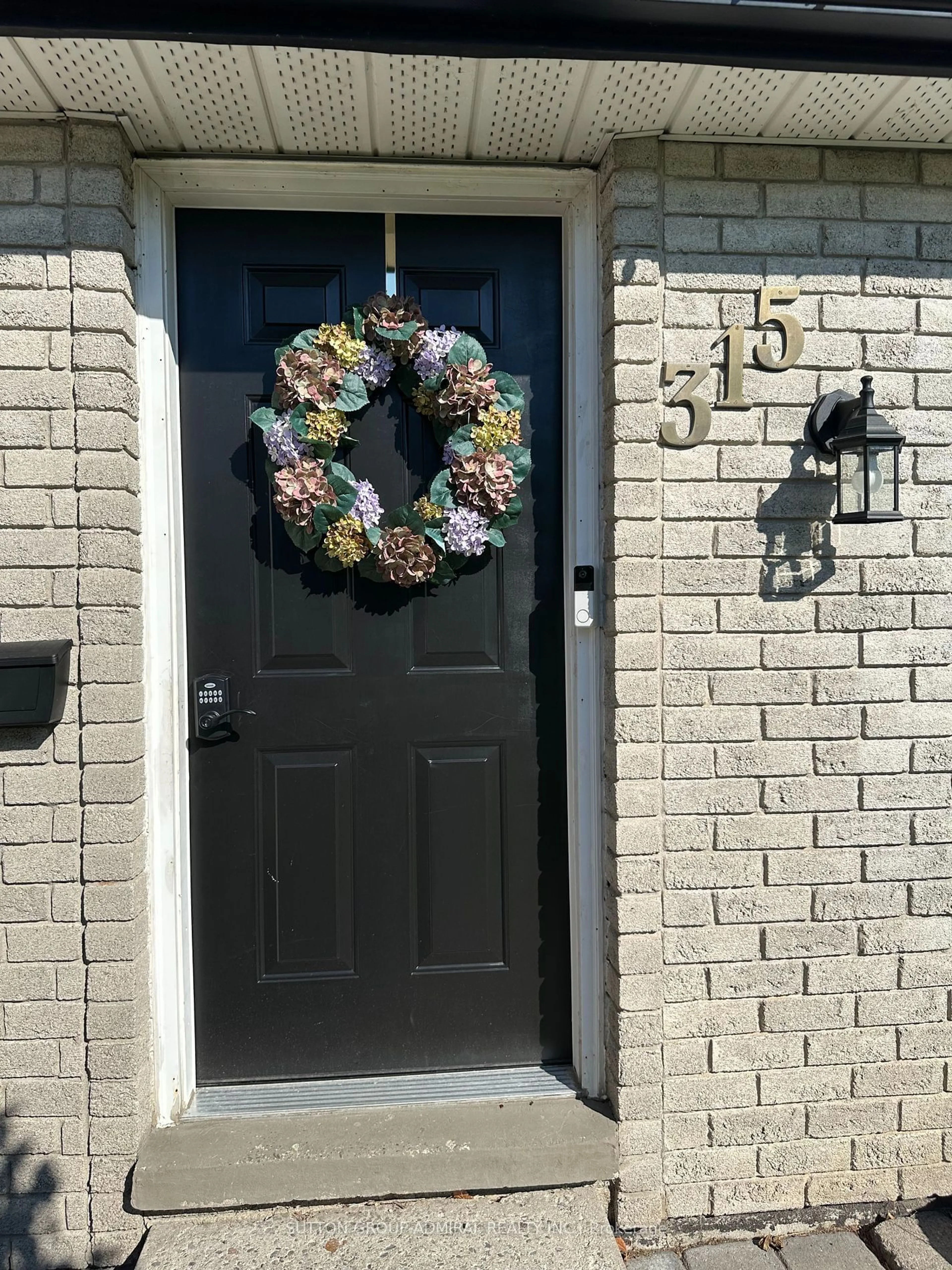 Indoor entryway for 315 Nelson St, Barrie Ontario L4M 5P6