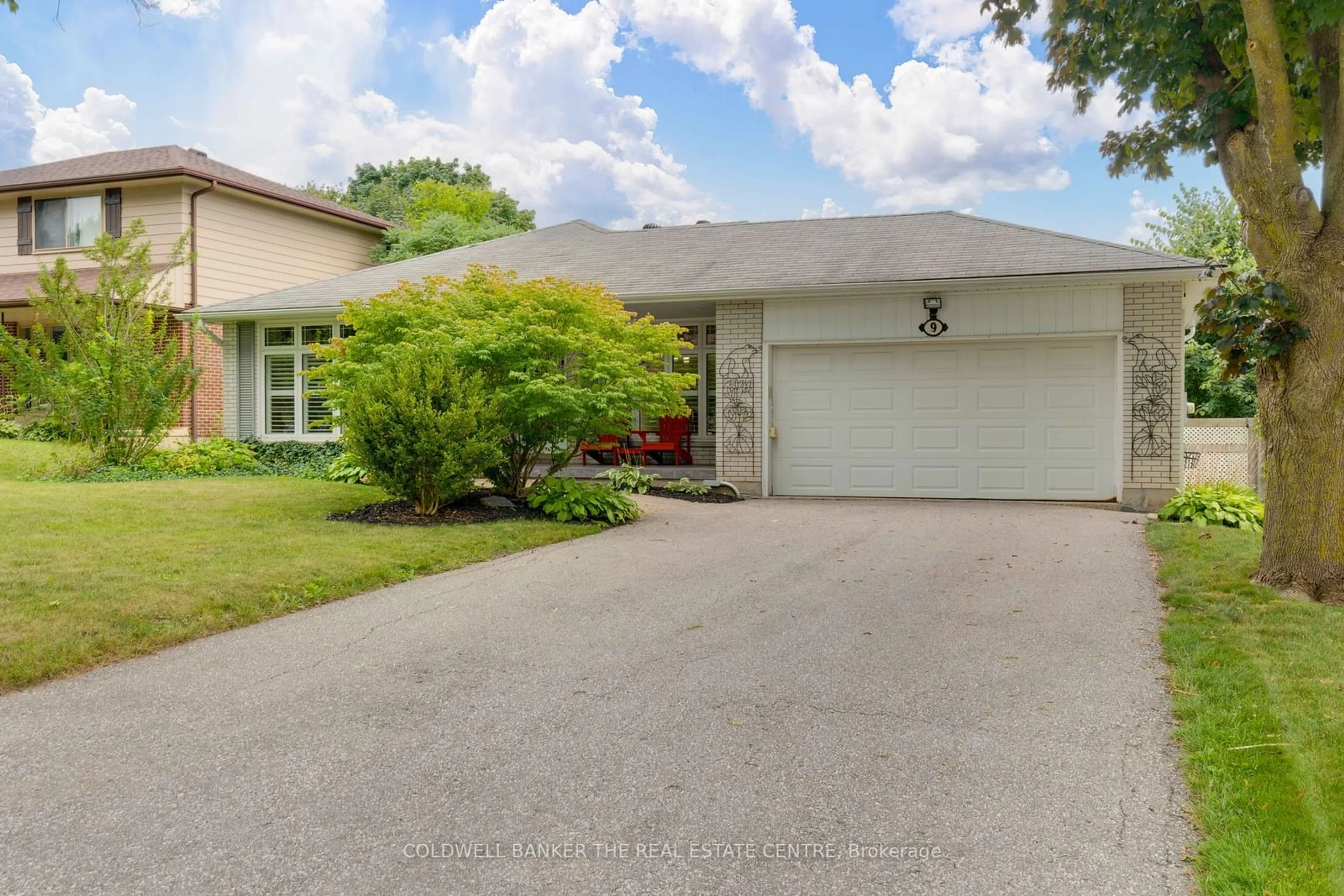 Frontside or backside of a home for 9 Bellevue Cres, Barrie Ontario L4M 2S9