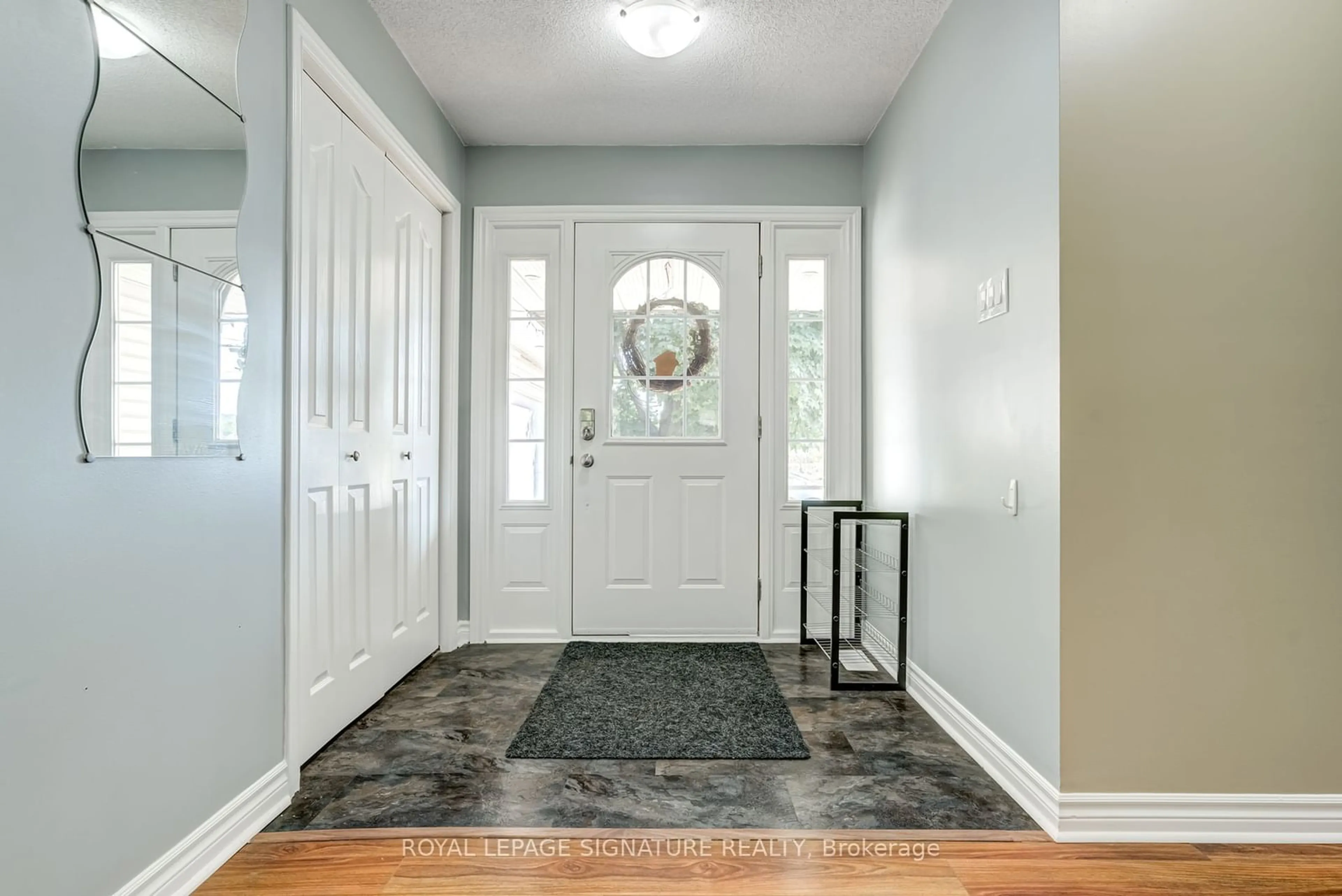 Indoor entryway for 7498 County 9 Rd, Clearview Ontario L0M 1G0