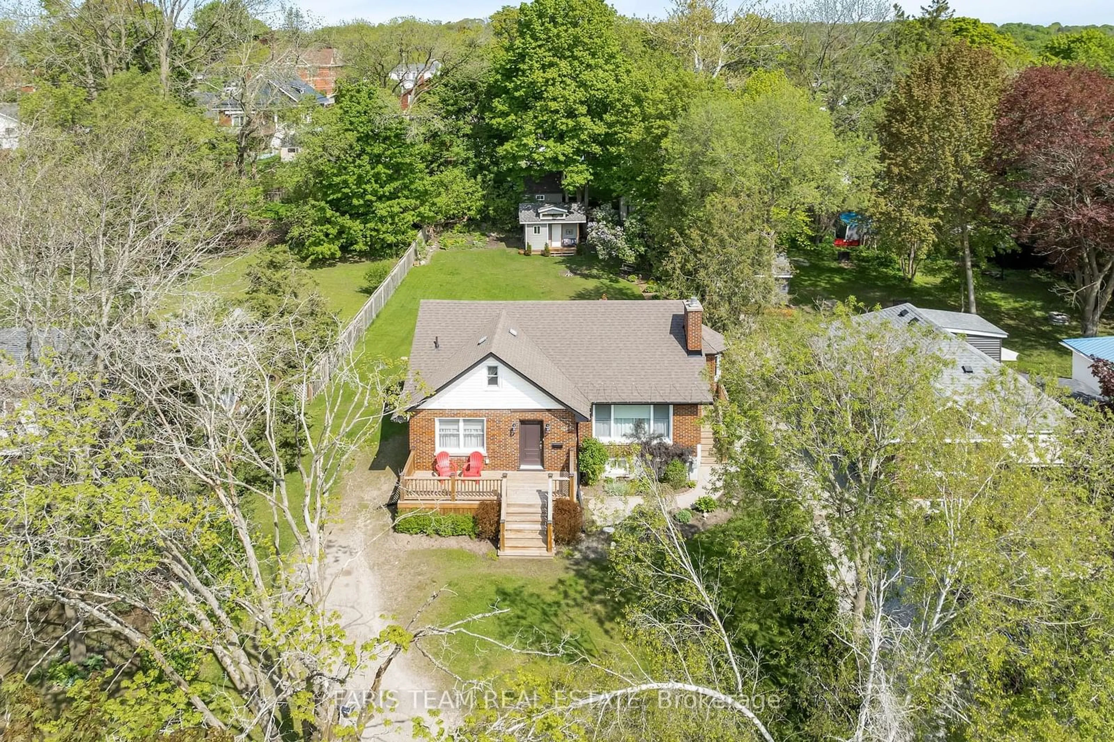 Frontside or backside of a home, cottage for 208 Edward St, Orillia Ontario L3V 2X4