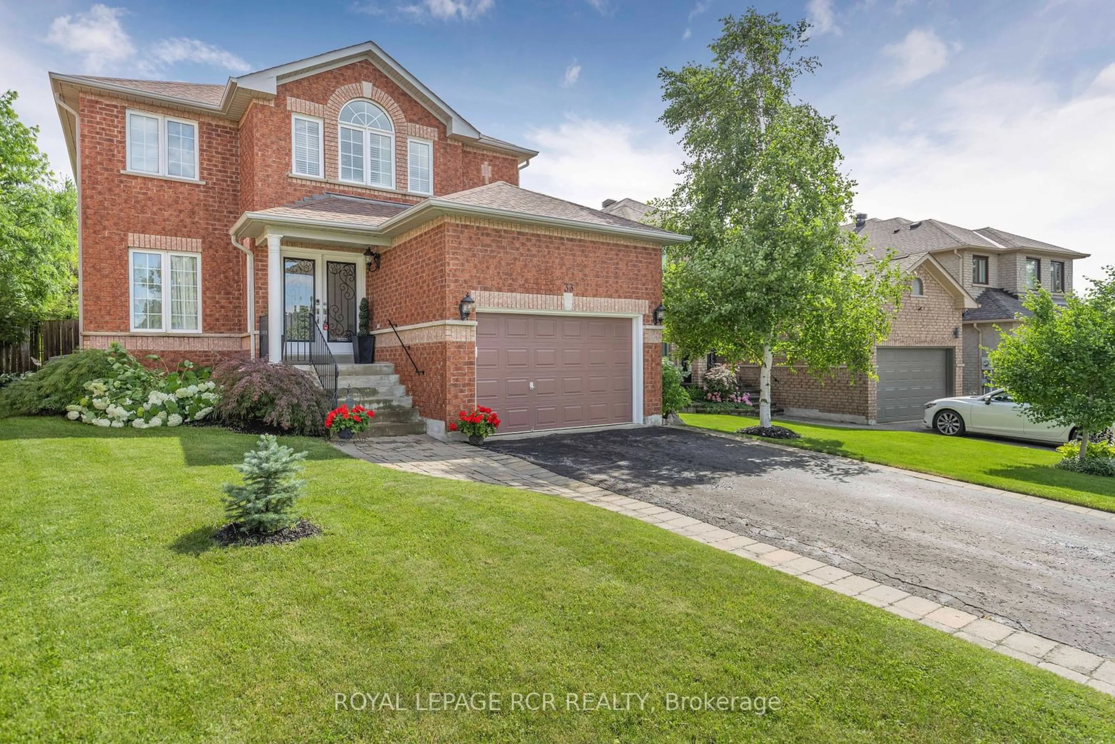 Home with brick exterior material for 33 Prince Of Wales Dr, Barrie Ontario L4N 0T2