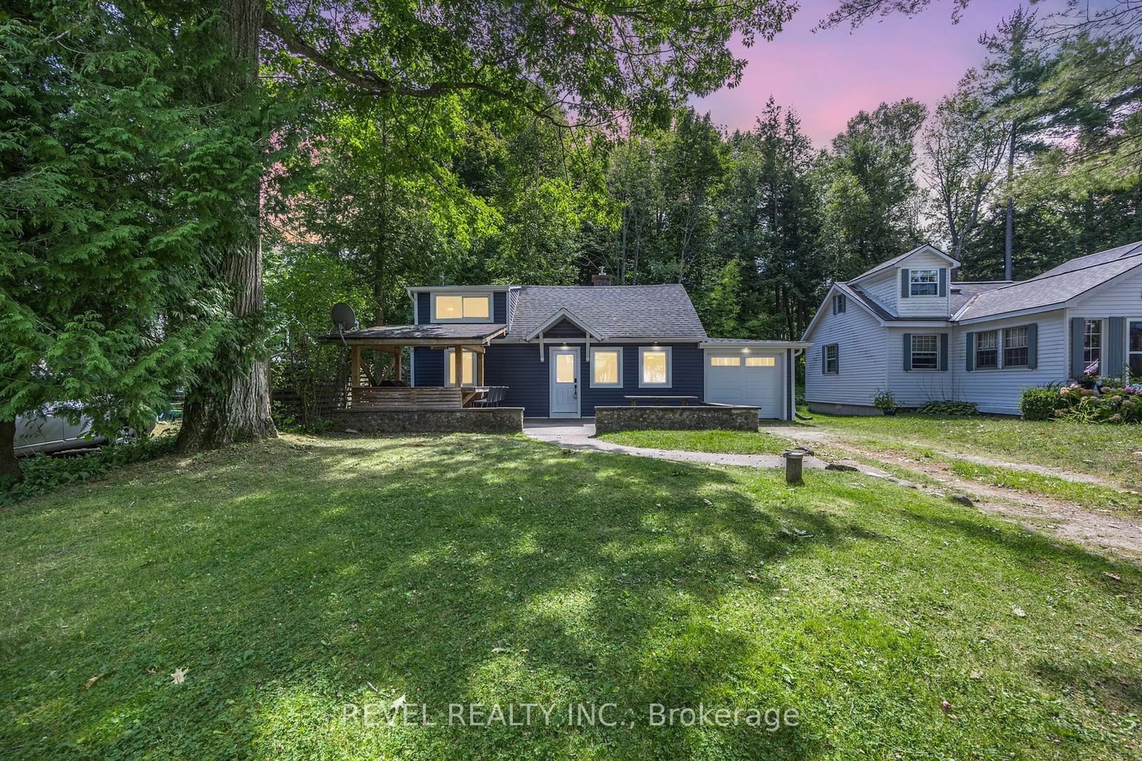 Frontside or backside of a home for 135 Centre Beach Rd, Tiny Ontario L9M 0M7