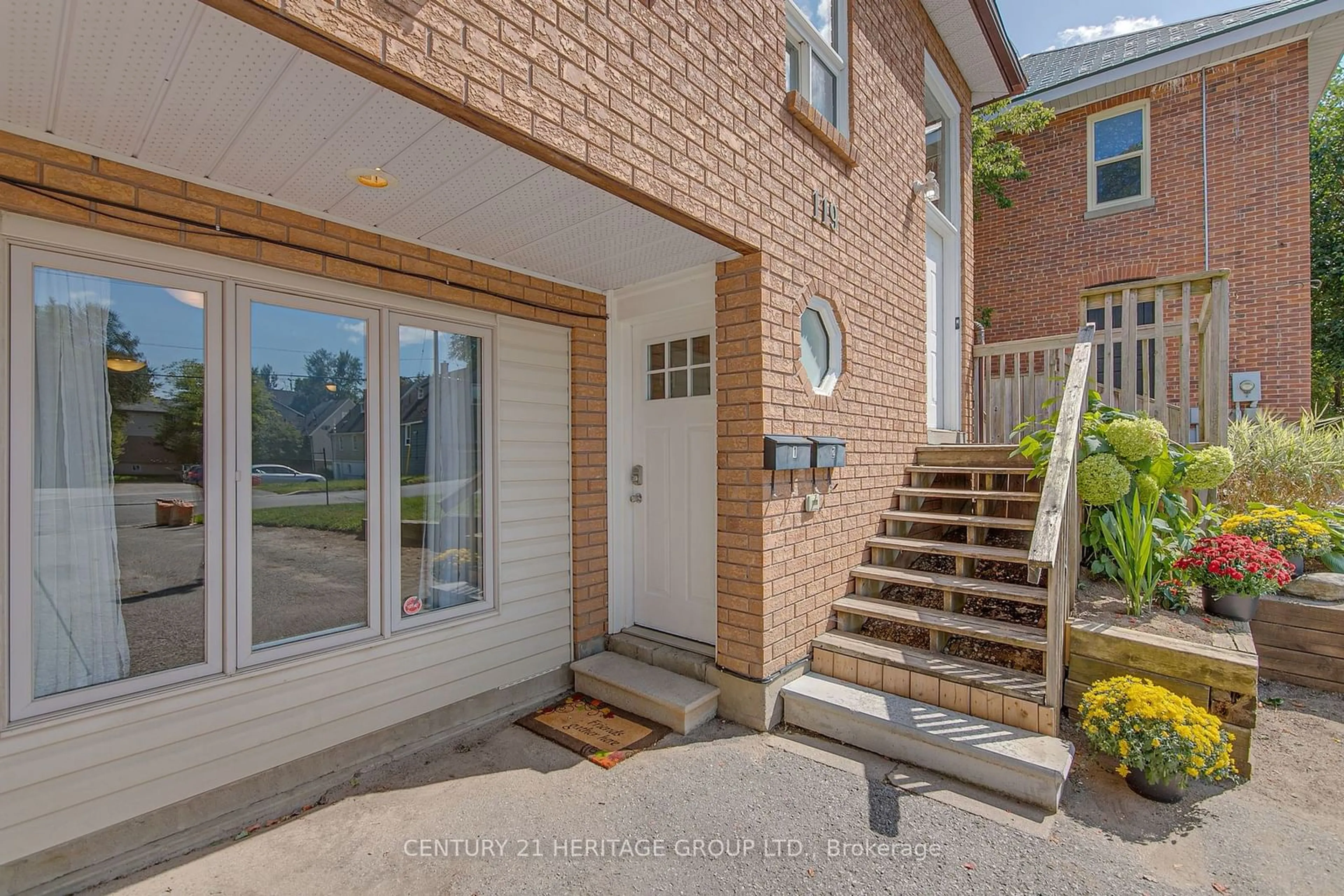 Home with brick exterior material for 119 Berczy St, Barrie Ontario L4M 3R3