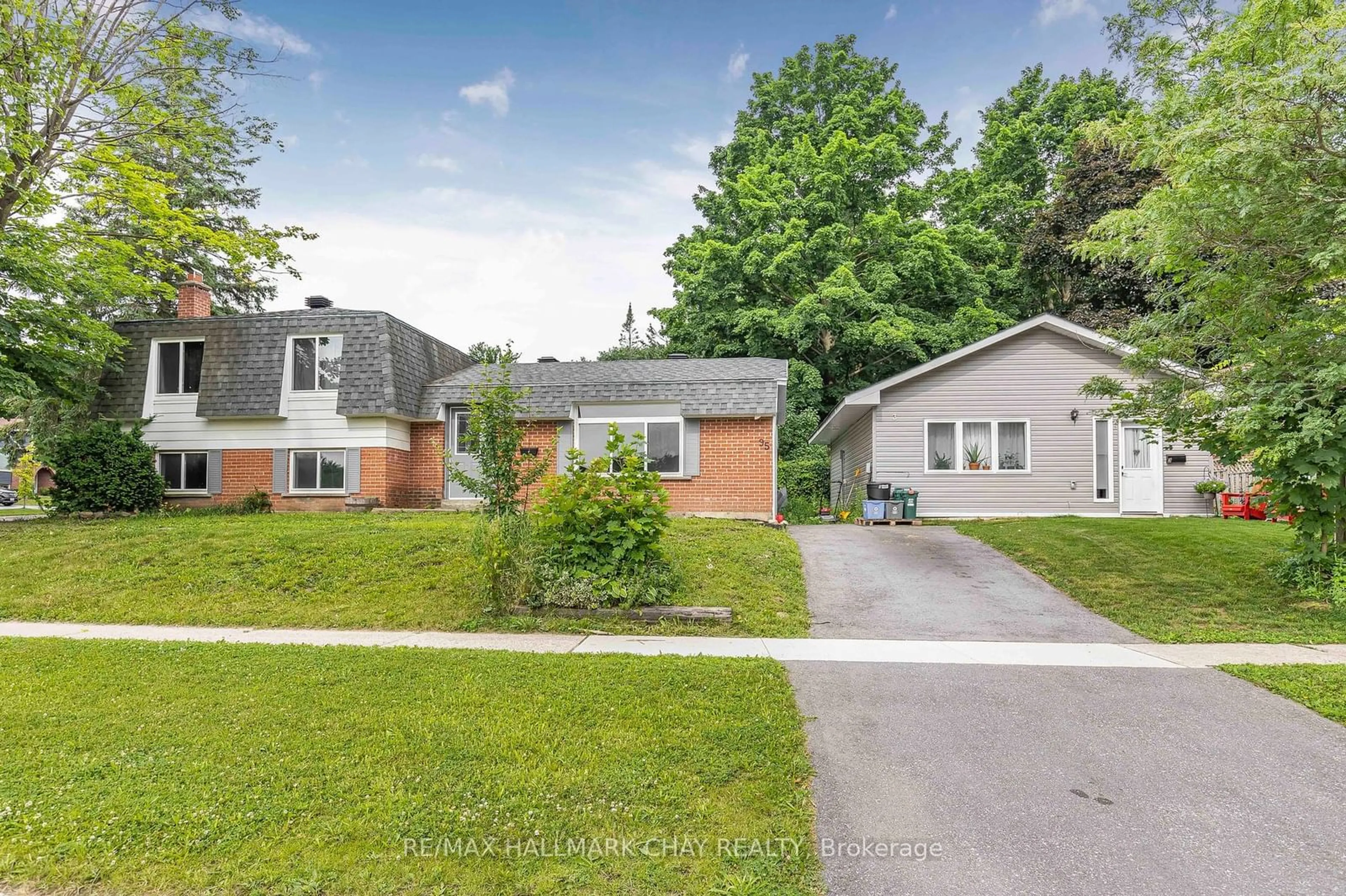 Frontside or backside of a home, the street view for 95 Farmingdale Cres #1, 2, 3, Barrie Ontario L4M 5E6