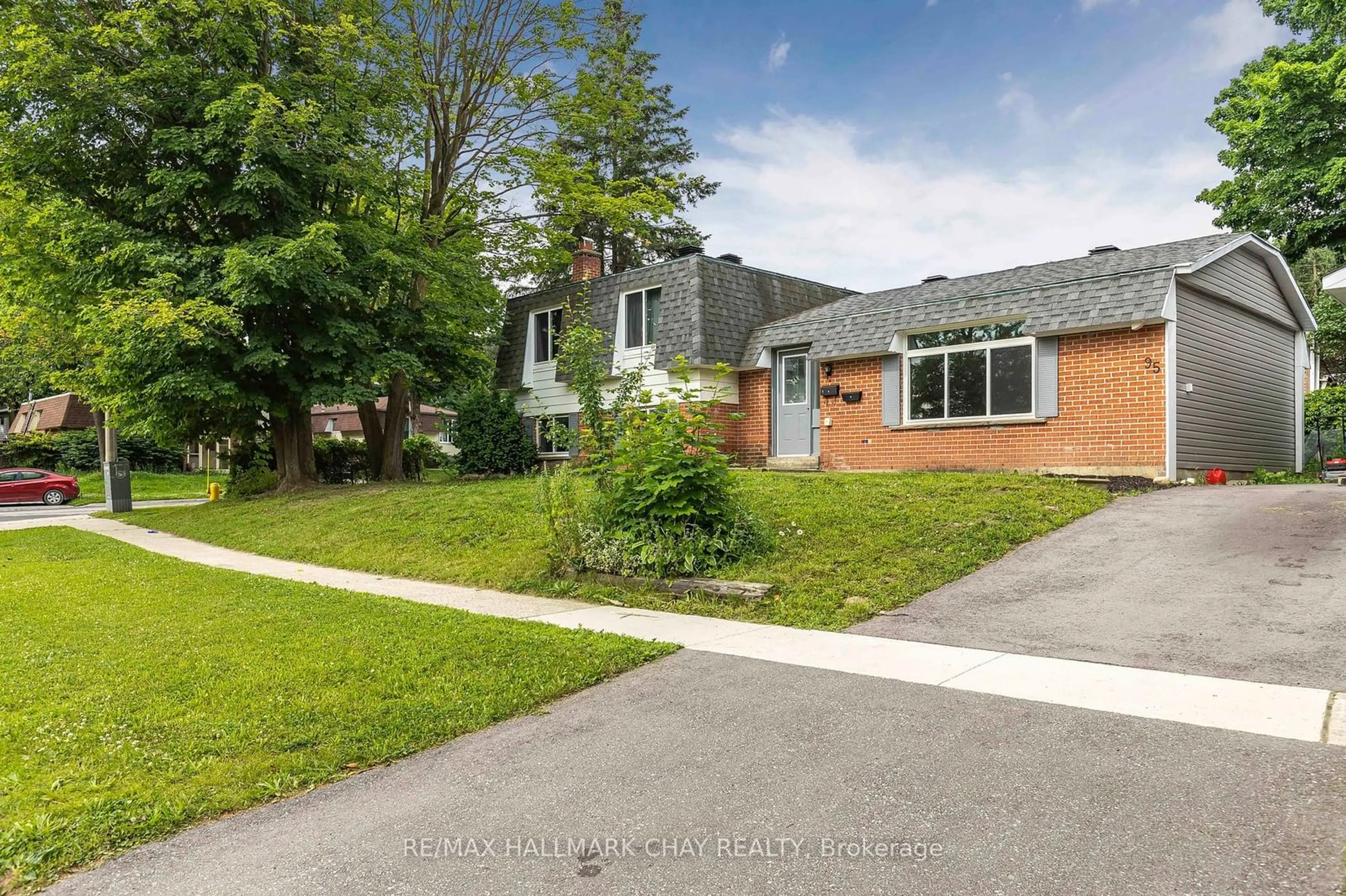 Frontside or backside of a home, the street view for 95 Farmingdale Cres #1, 2, 3, Barrie Ontario L4M 5E6