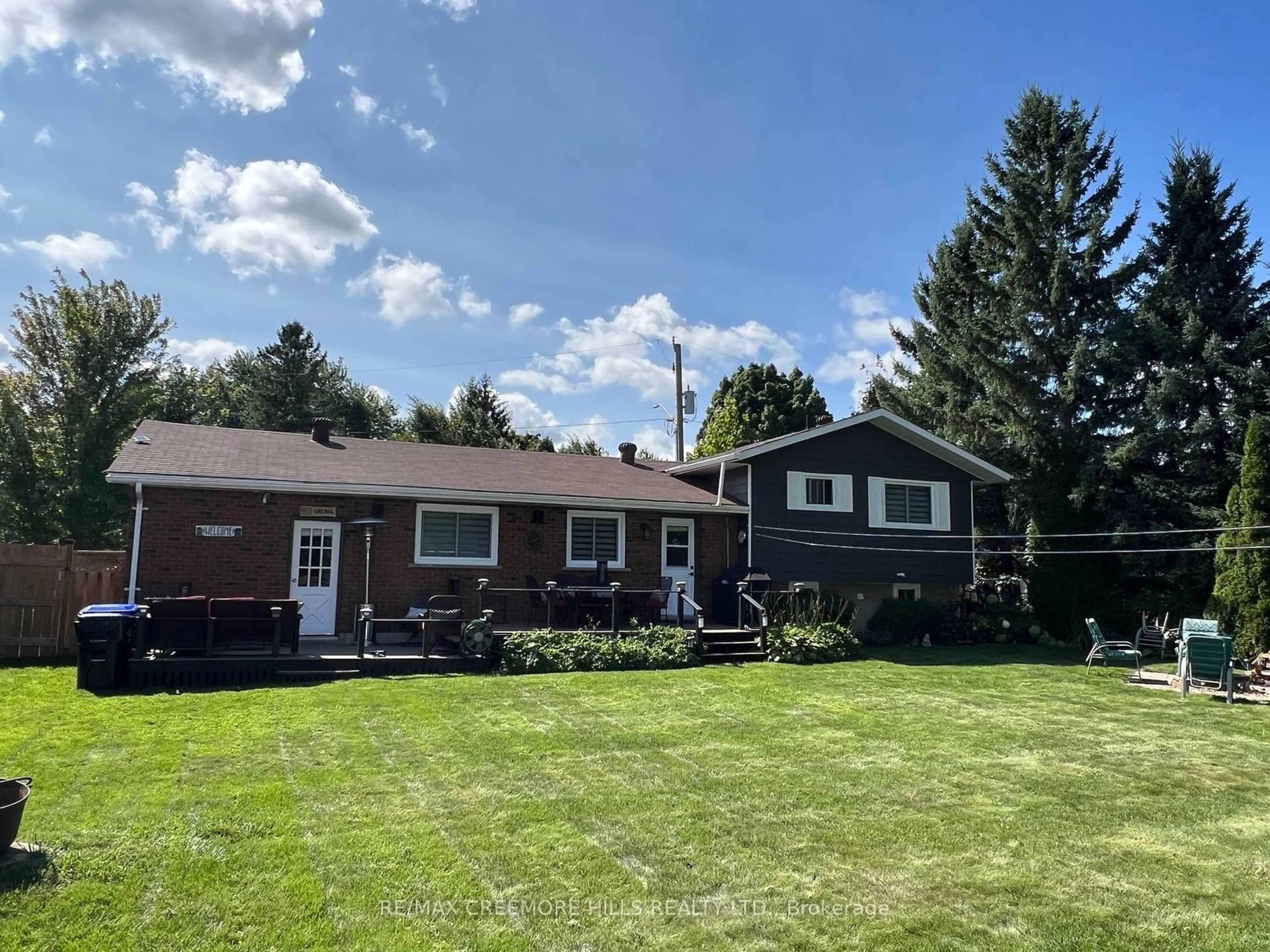 Frontside or backside of a home, the front or back of building for 3 Jardine Cres, Clearview Ontario L0M 1G0