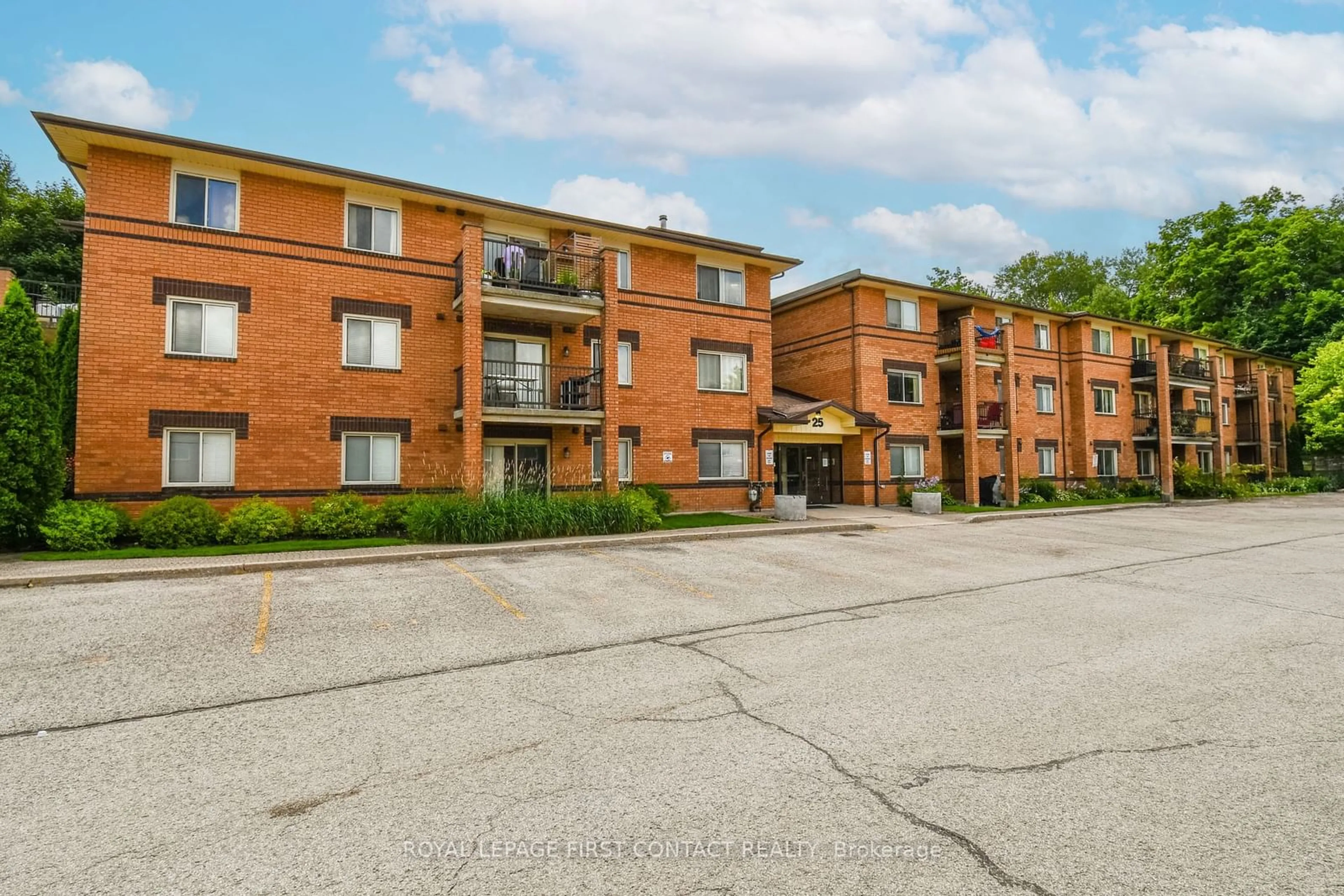 A pic from exterior of the house or condo, the front or back of building for 25 Meadow Lane #104, Barrie Ontario L4N 7K2