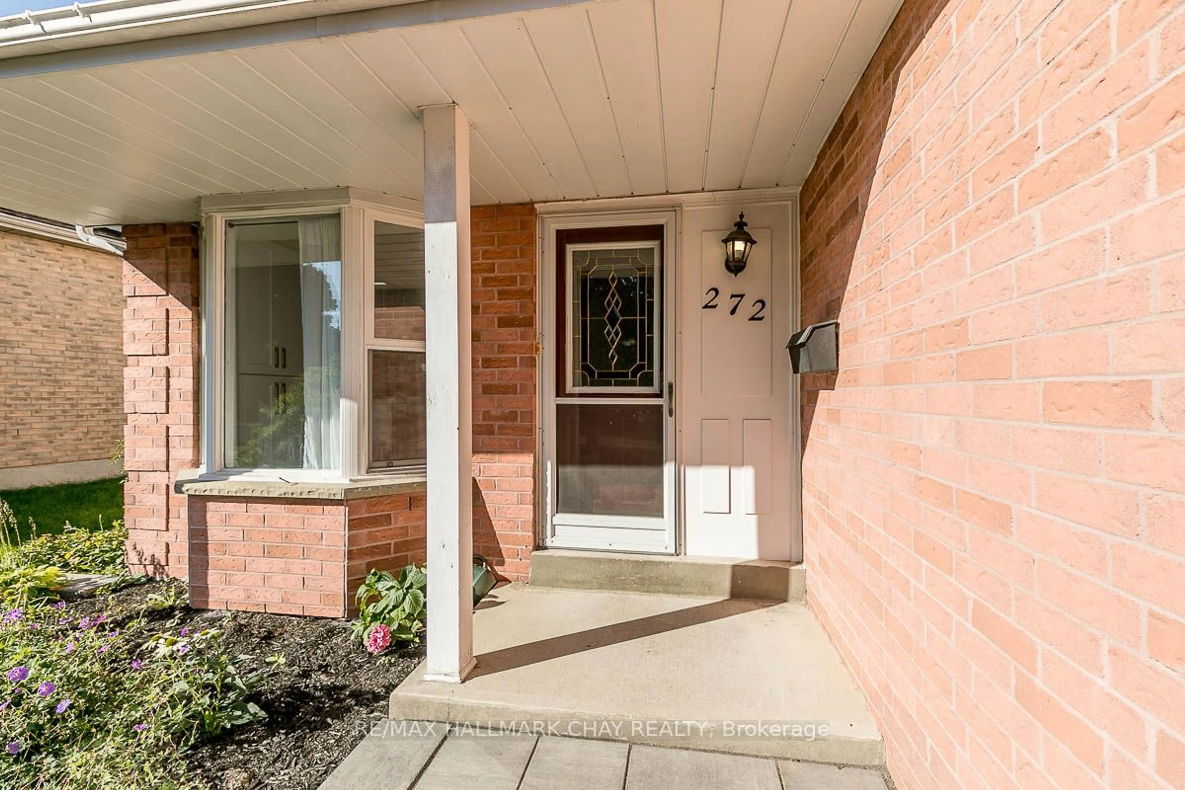 Indoor entryway for 272 Dodson Rd, Barrie Ontario L4N 7R5