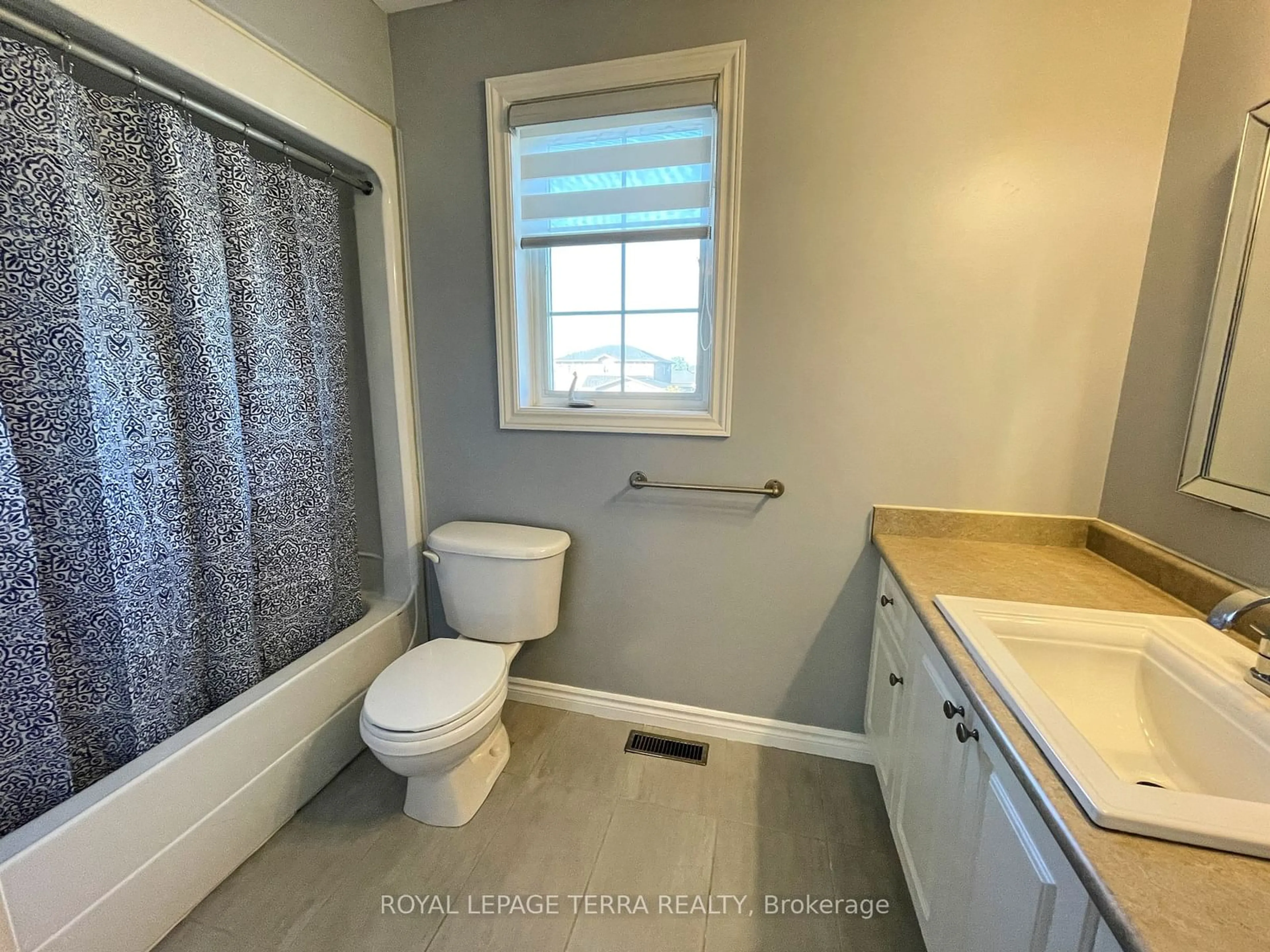 Standard bathroom, not visible floor for 14 Ruffet Dr, Barrie Ontario L4N 0P1