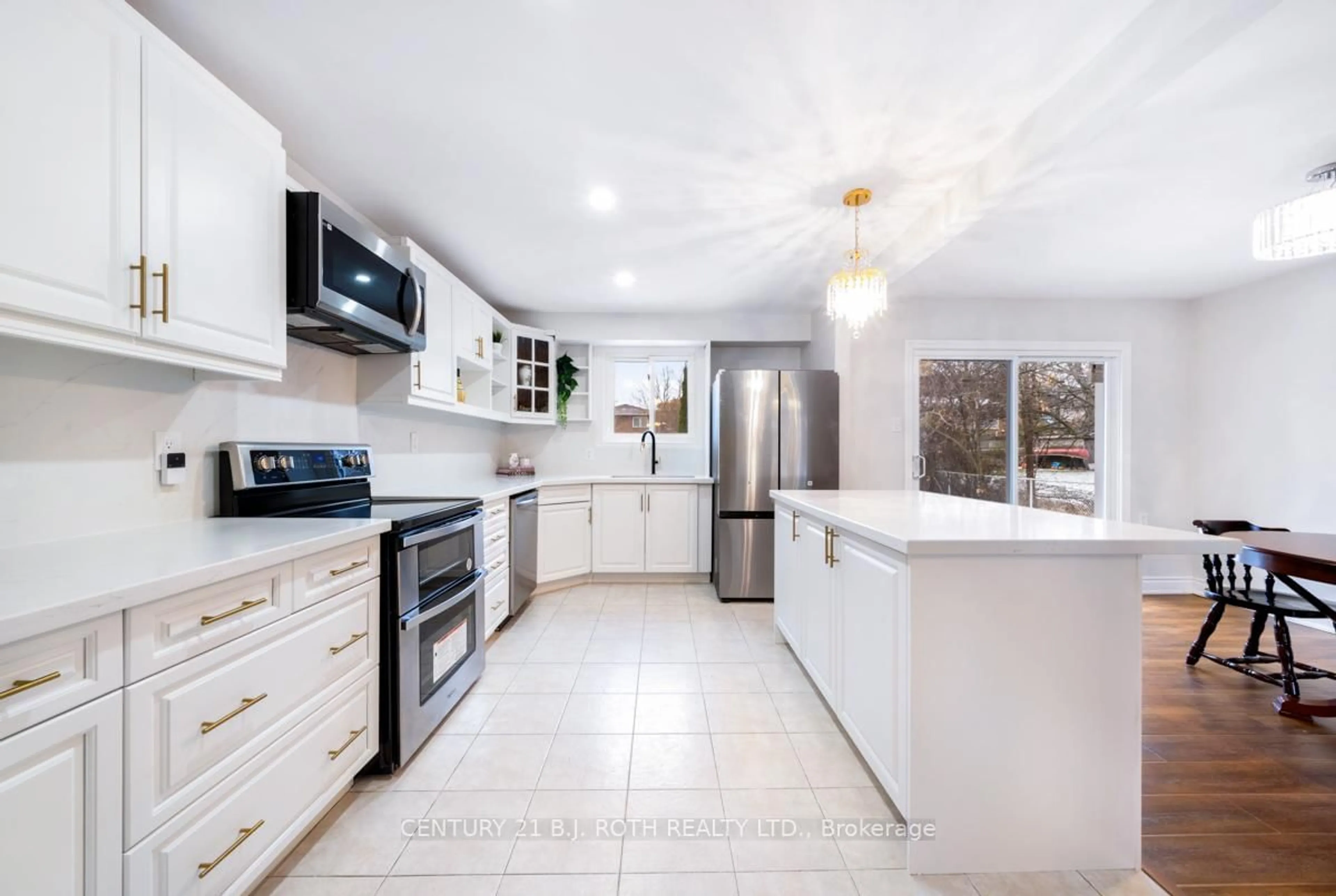 Open concept kitchen for 43 Shoreview Dr, Barrie Ontario L4M 1G2