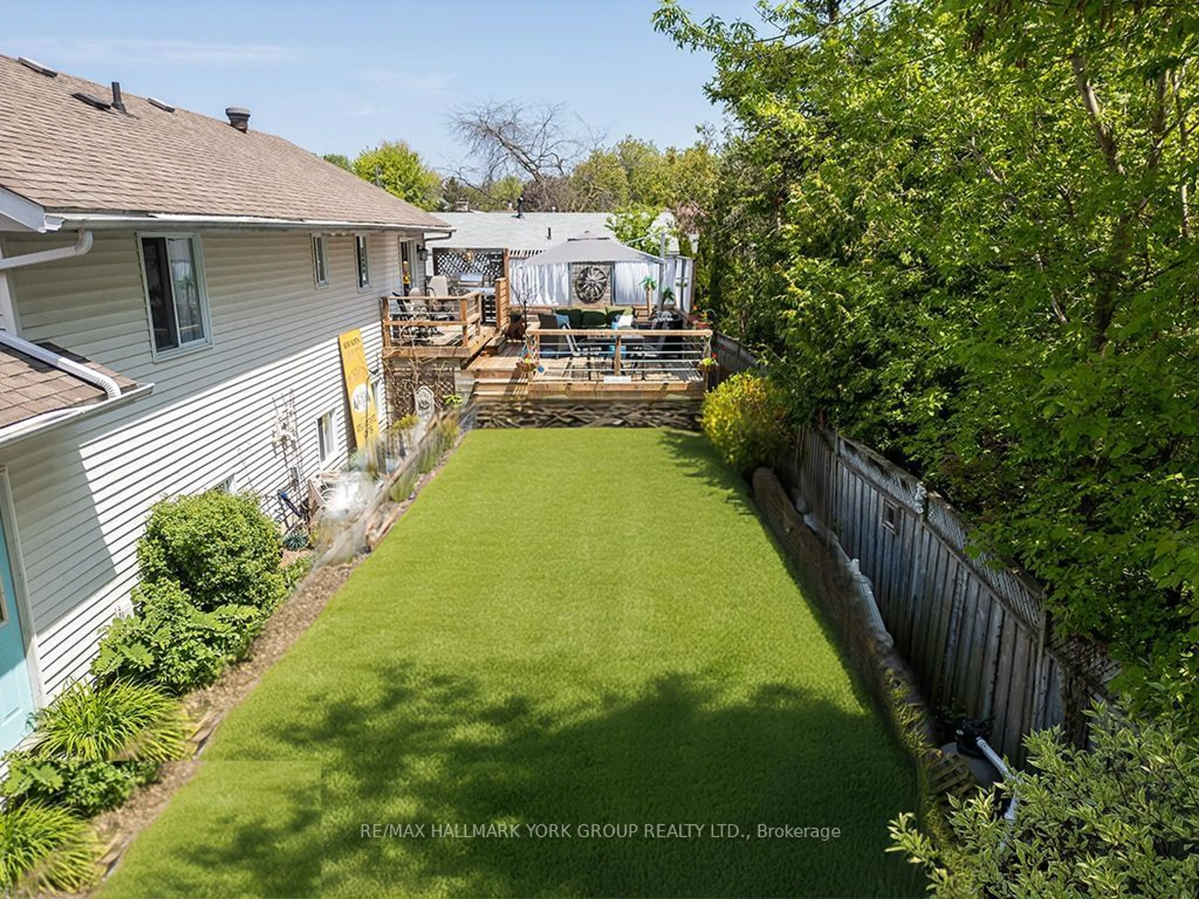 A pic from outside/outdoor area/front of a property/back of a property/a pic from drone, street for 90 Manning Ave, Collingwood Ontario L9Y 4A8