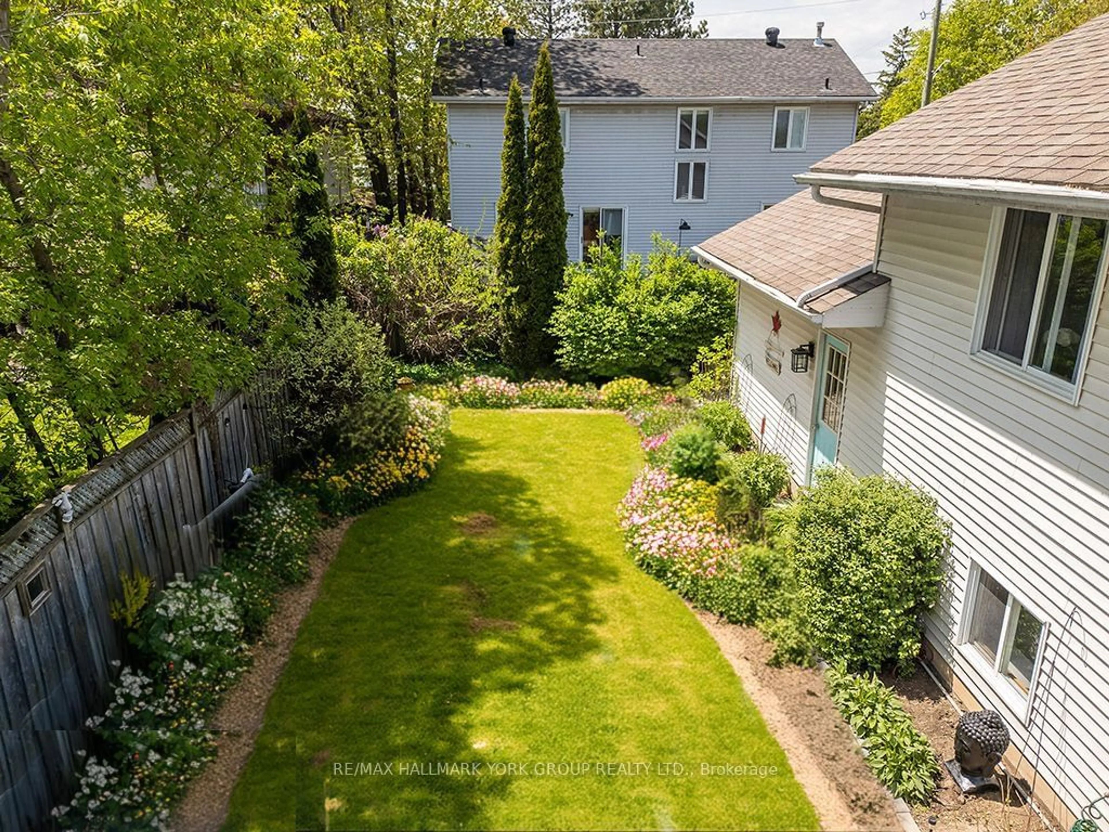 A pic from outside/outdoor area/front of a property/back of a property/a pic from drone, street for 90 Manning Ave, Collingwood Ontario L9Y 4A8