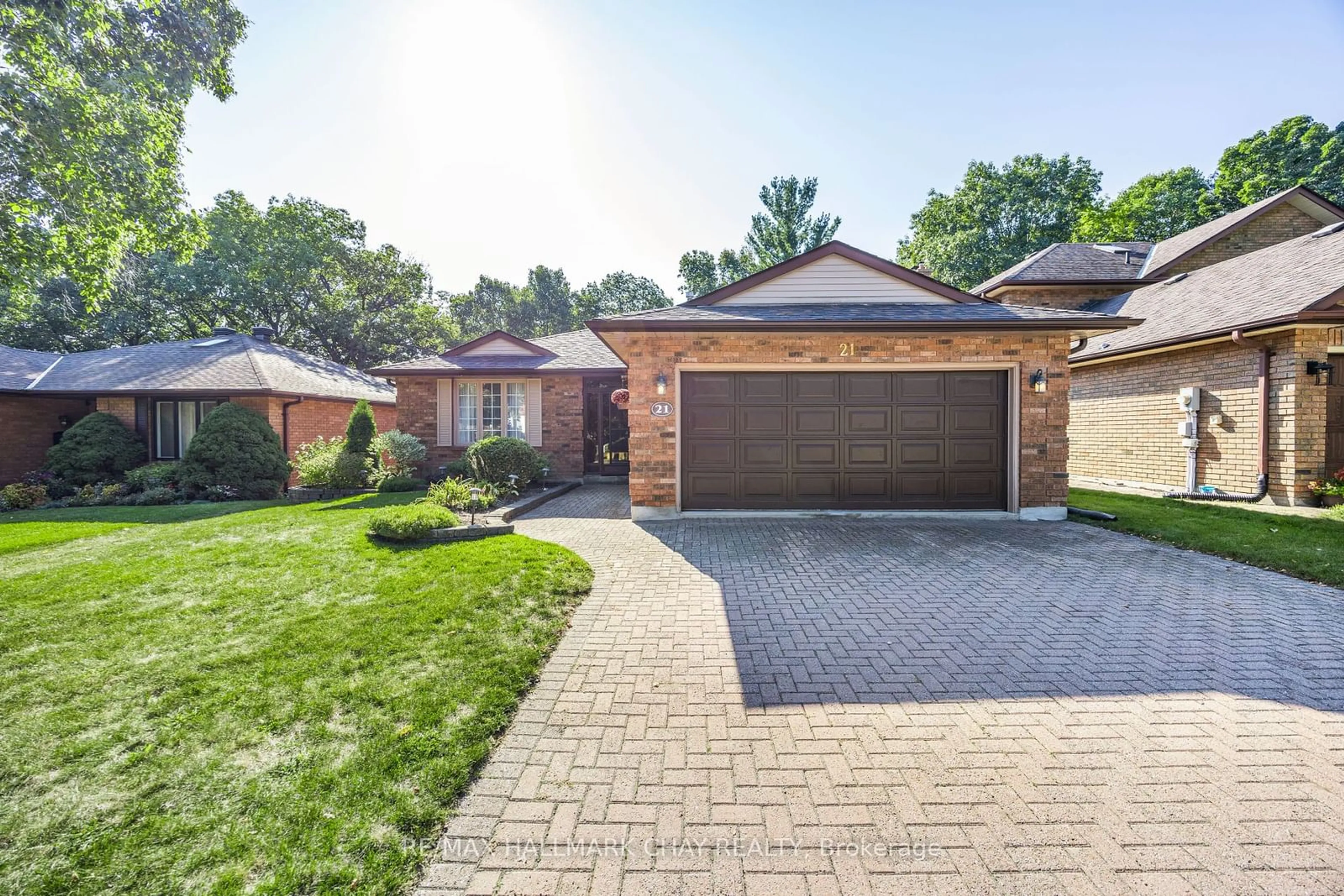 Home with brick exterior material for 21 Layton Cres, Barrie Ontario L4N 6G3