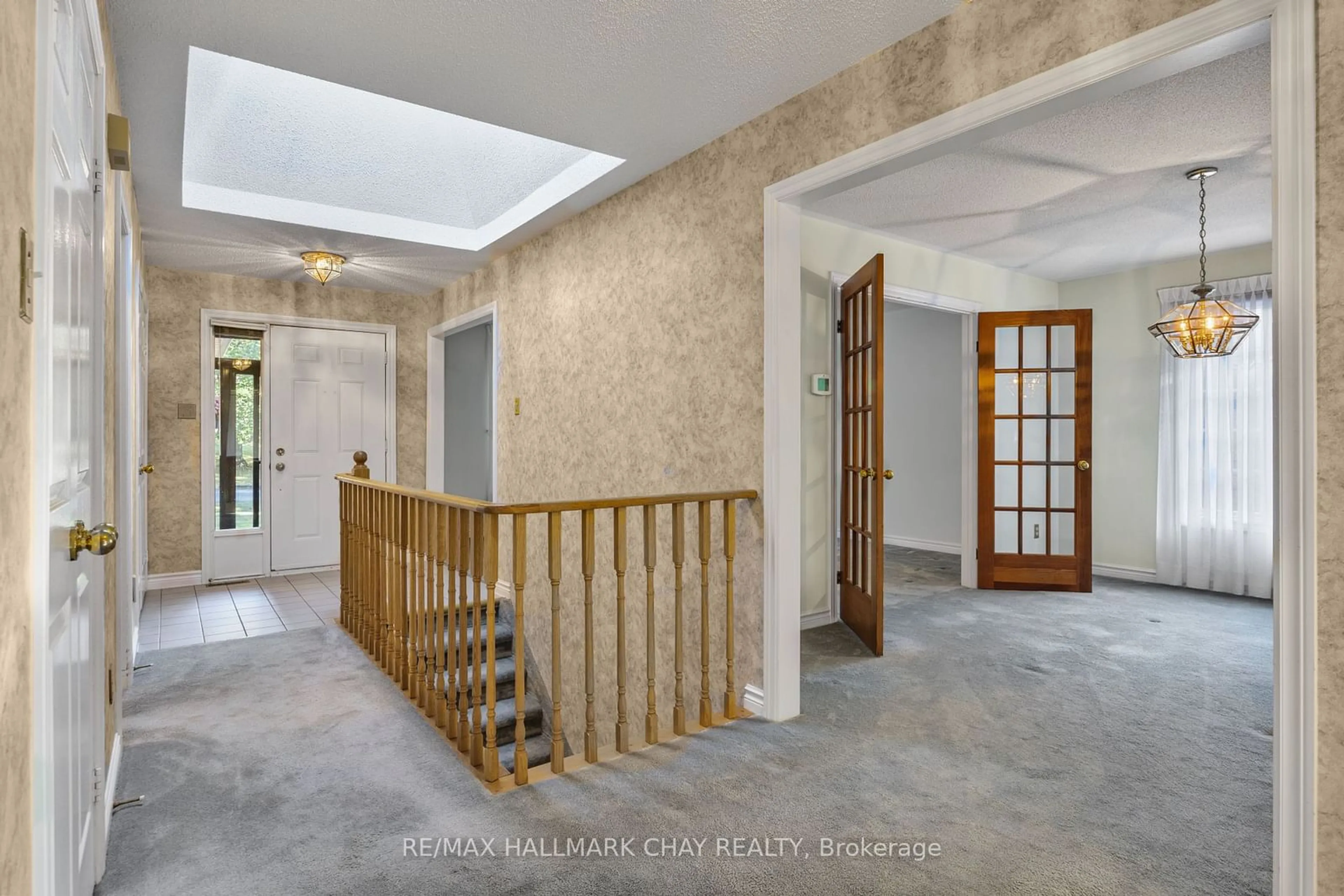 Indoor foyer, cement floor for 21 Layton Cres, Barrie Ontario L4N 6G3