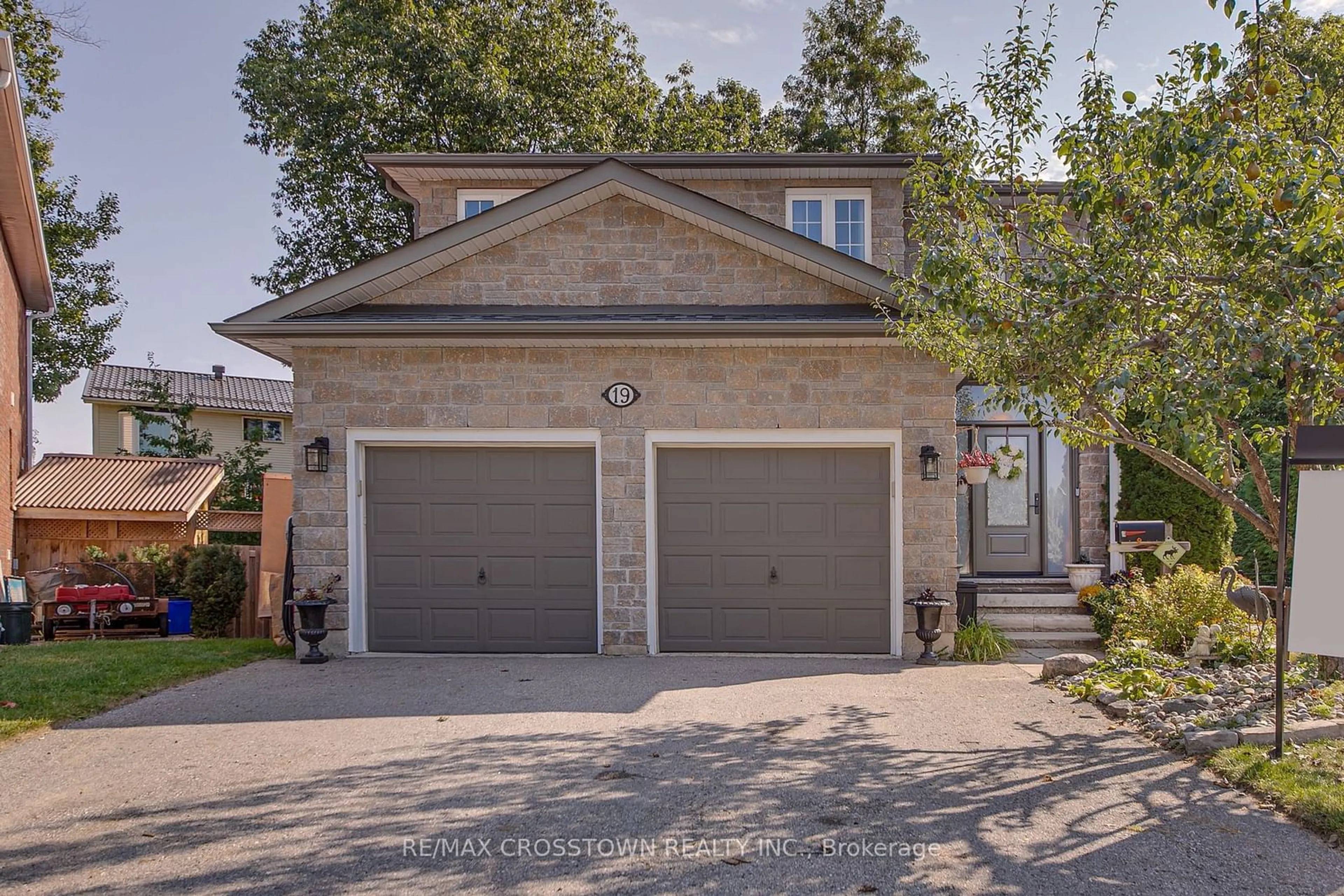 Frontside or backside of a home for 19 McCarthy Crt, Barrie Ontario L4N 7M6