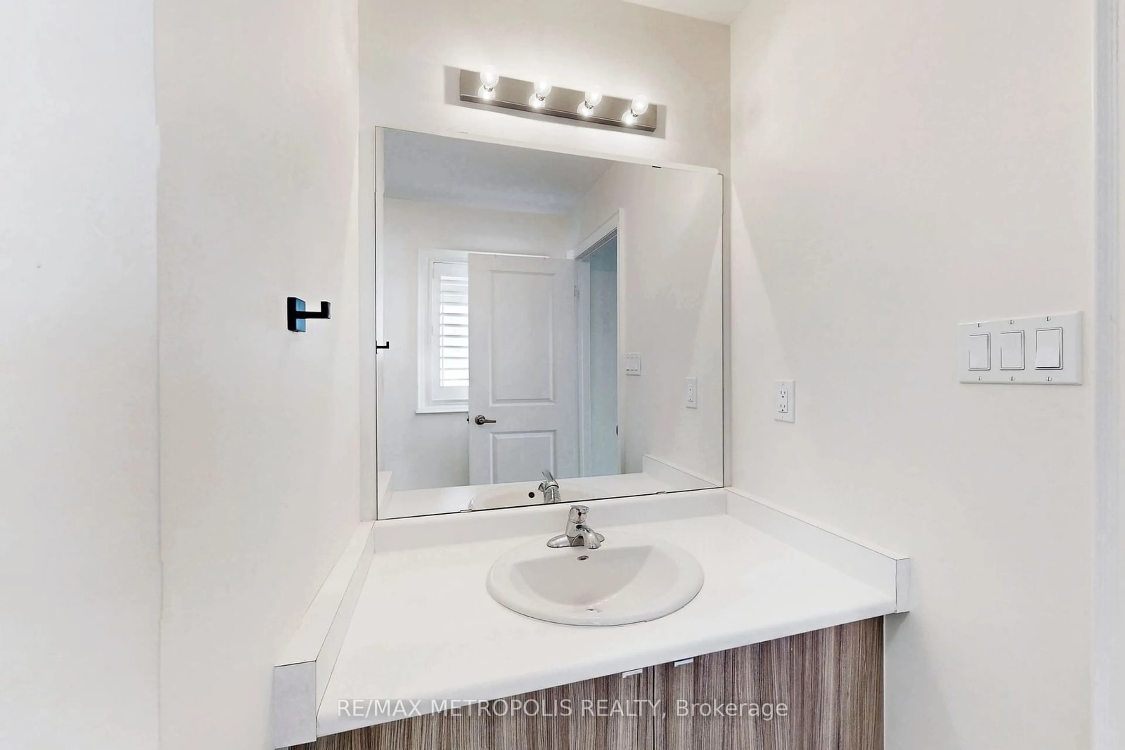 Bathroom for 156 Muirfield Dr, Barrie Ontario L4N 5S4