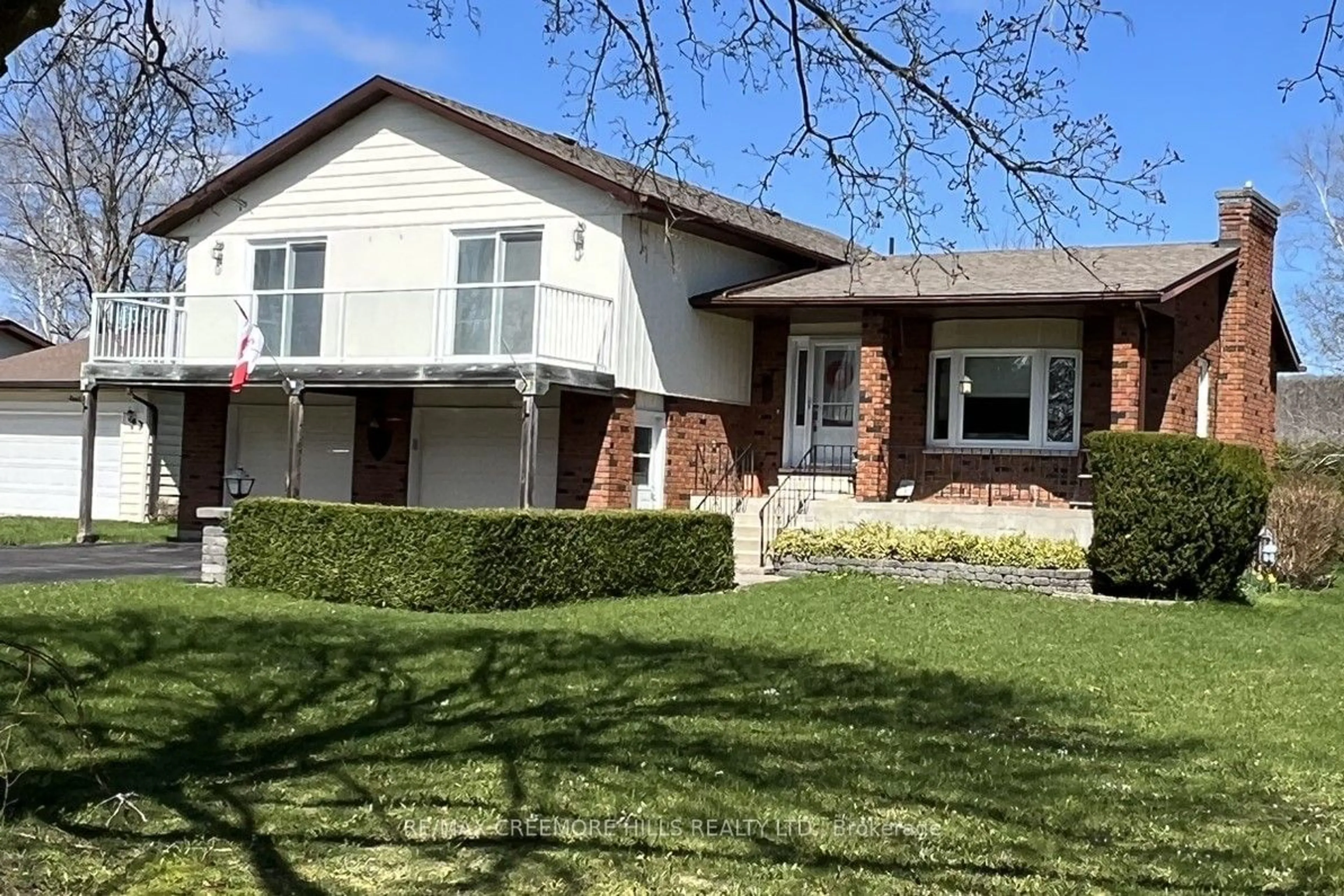 Frontside or backside of a home, cottage for 42 Francis St, Clearview Ontario L0M 1G0