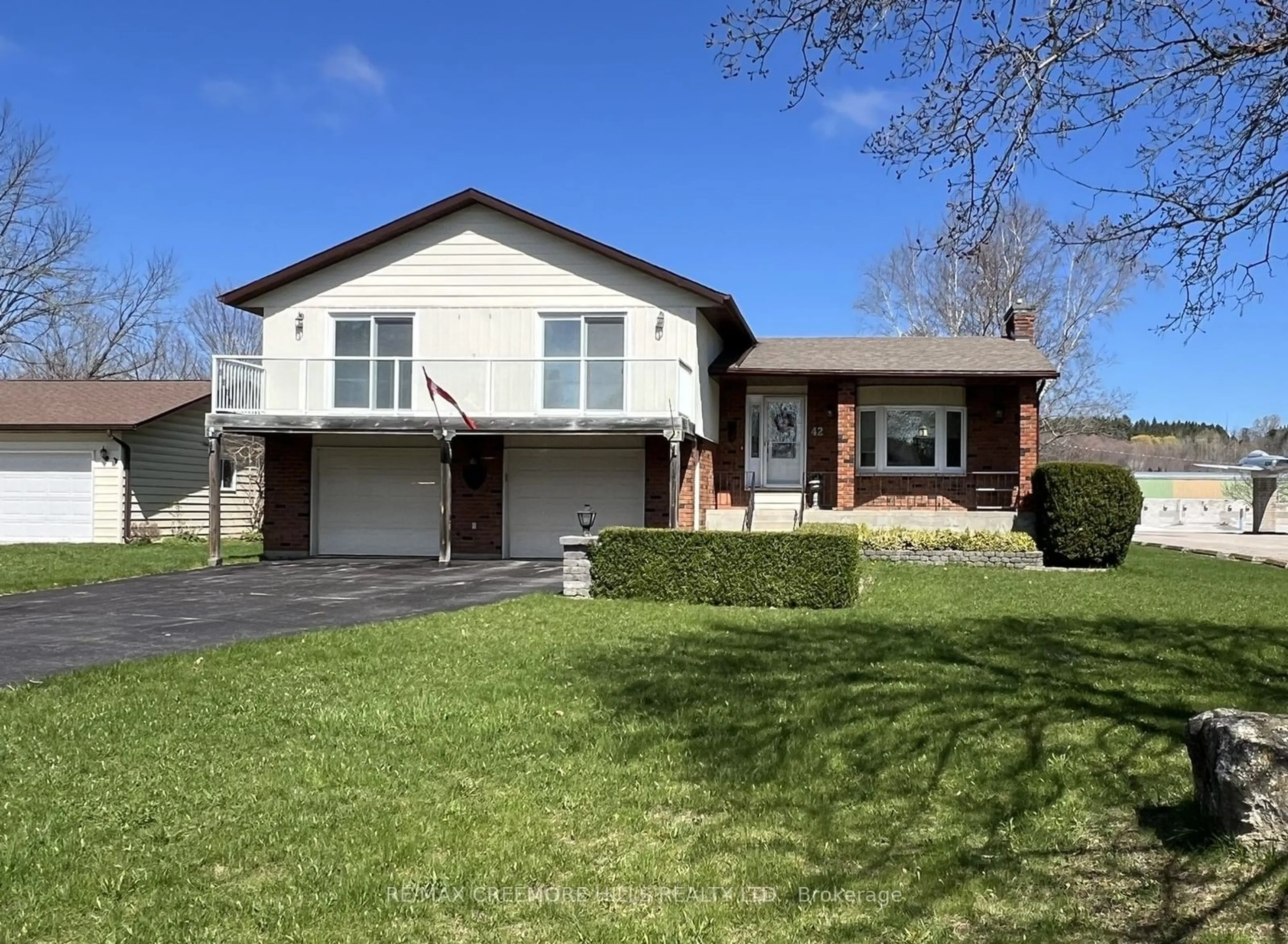 Frontside or backside of a home, cottage for 42 Francis St, Clearview Ontario L0M 1G0