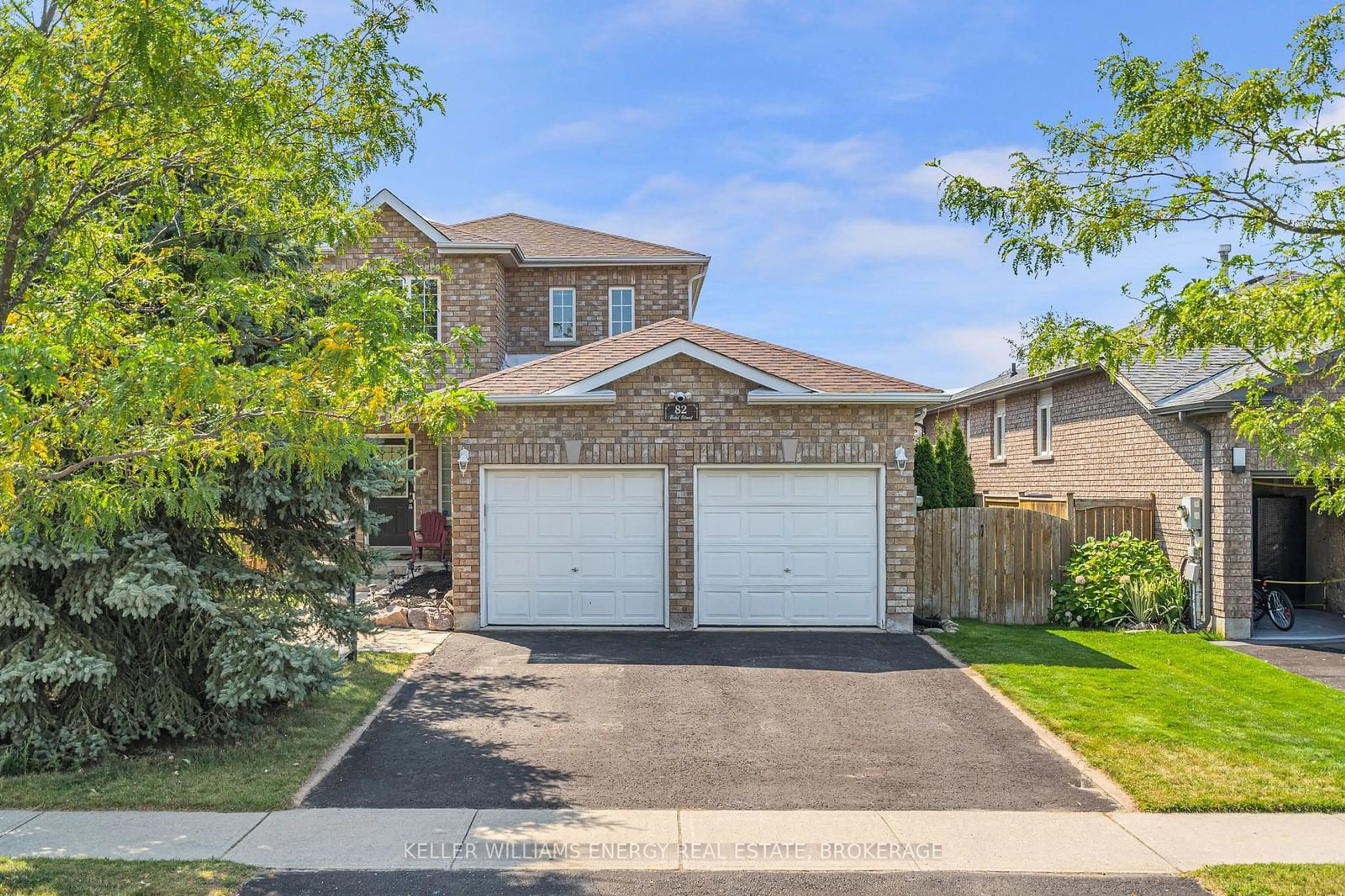 Frontside or backside of a home for 82 Bird St, Barrie Ontario L4N 0X3