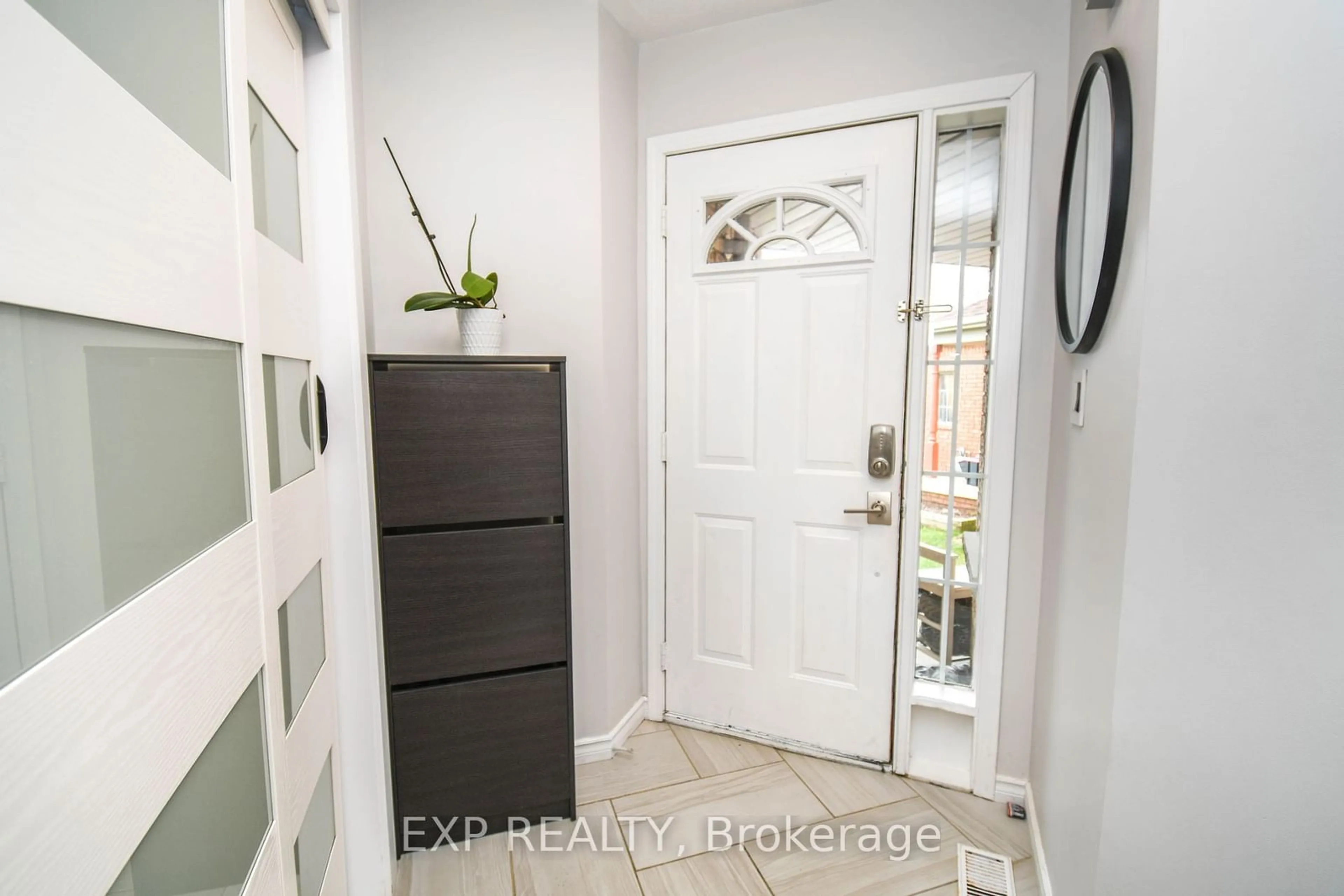 Indoor entryway for 30 Aikens Cres, Barrie Ontario L4N 8M6