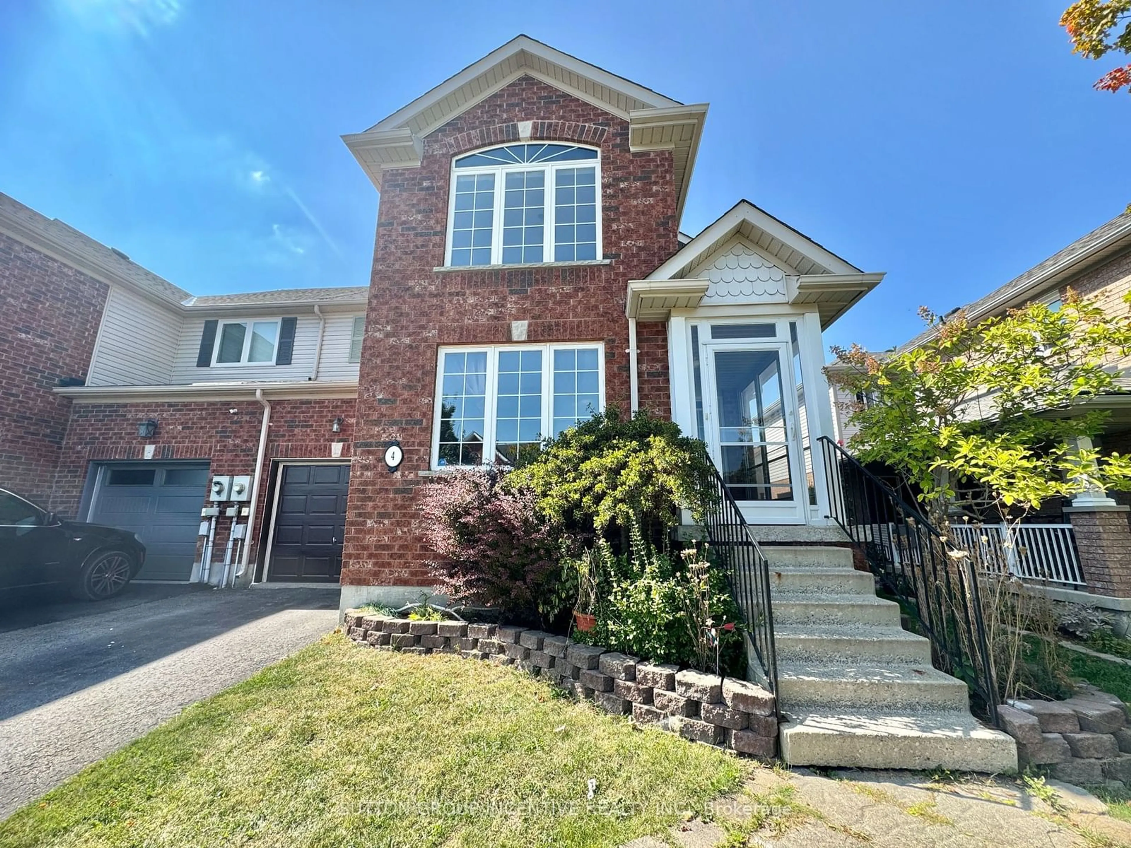 Frontside or backside of a home for 4 BENTLEY Cres, Barrie Ontario L4N 0Z1