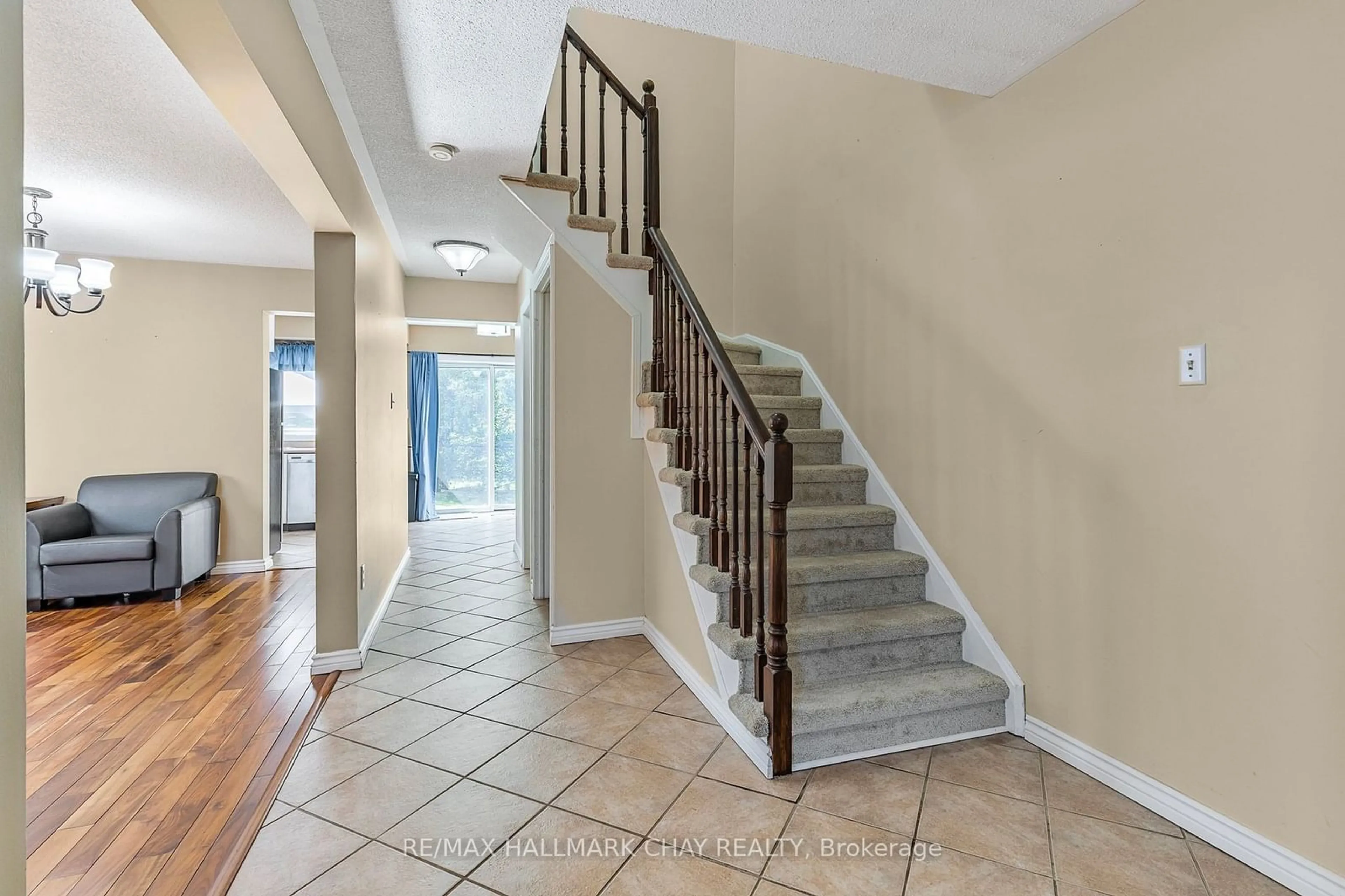 Indoor entryway for 86 Pickett Cres, Barrie Ontario L4N 8B9