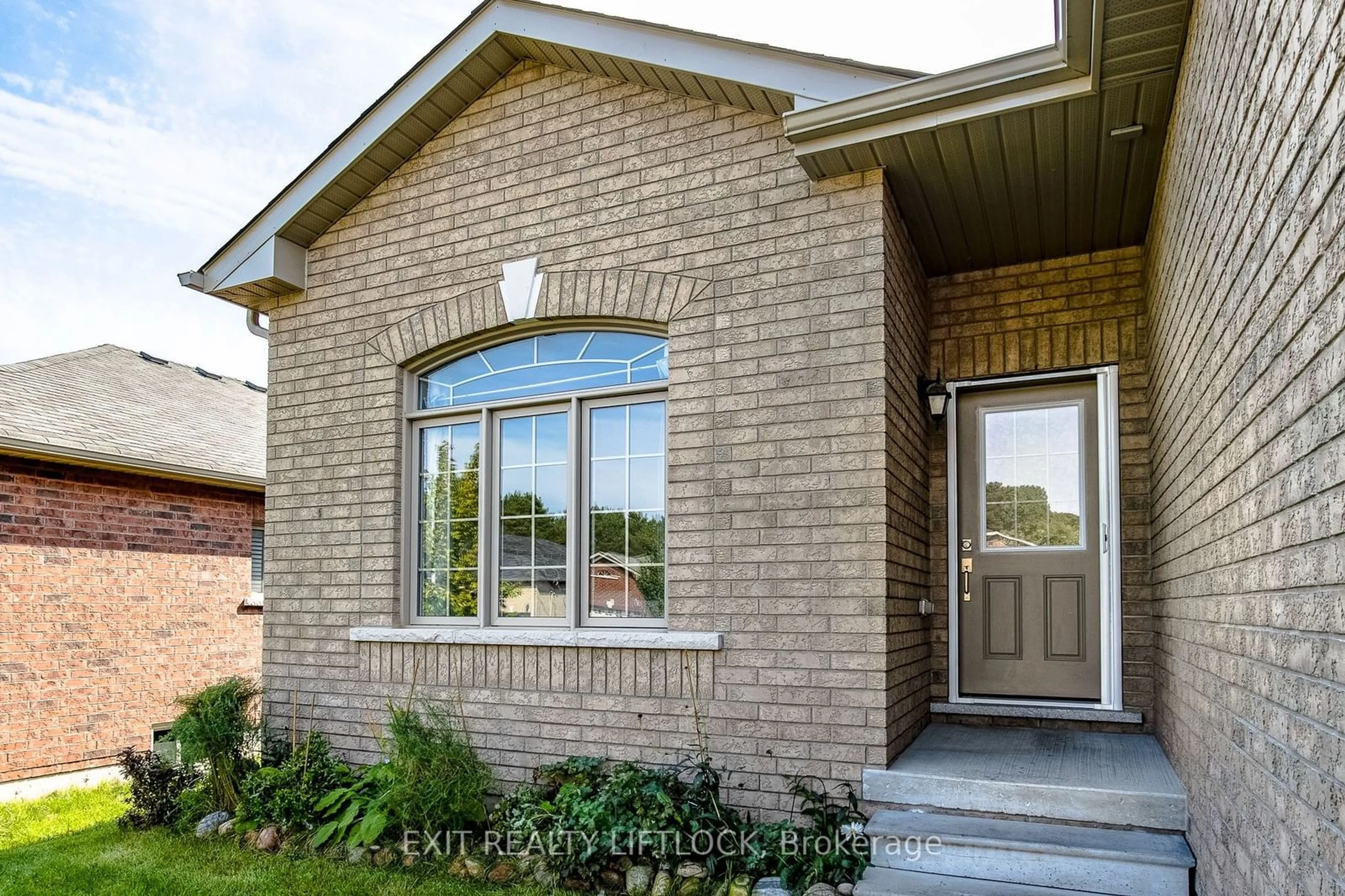 Home with brick exterior material for 8 Beausoleil Dr, Penetanguishene Ontario L9M 0V8