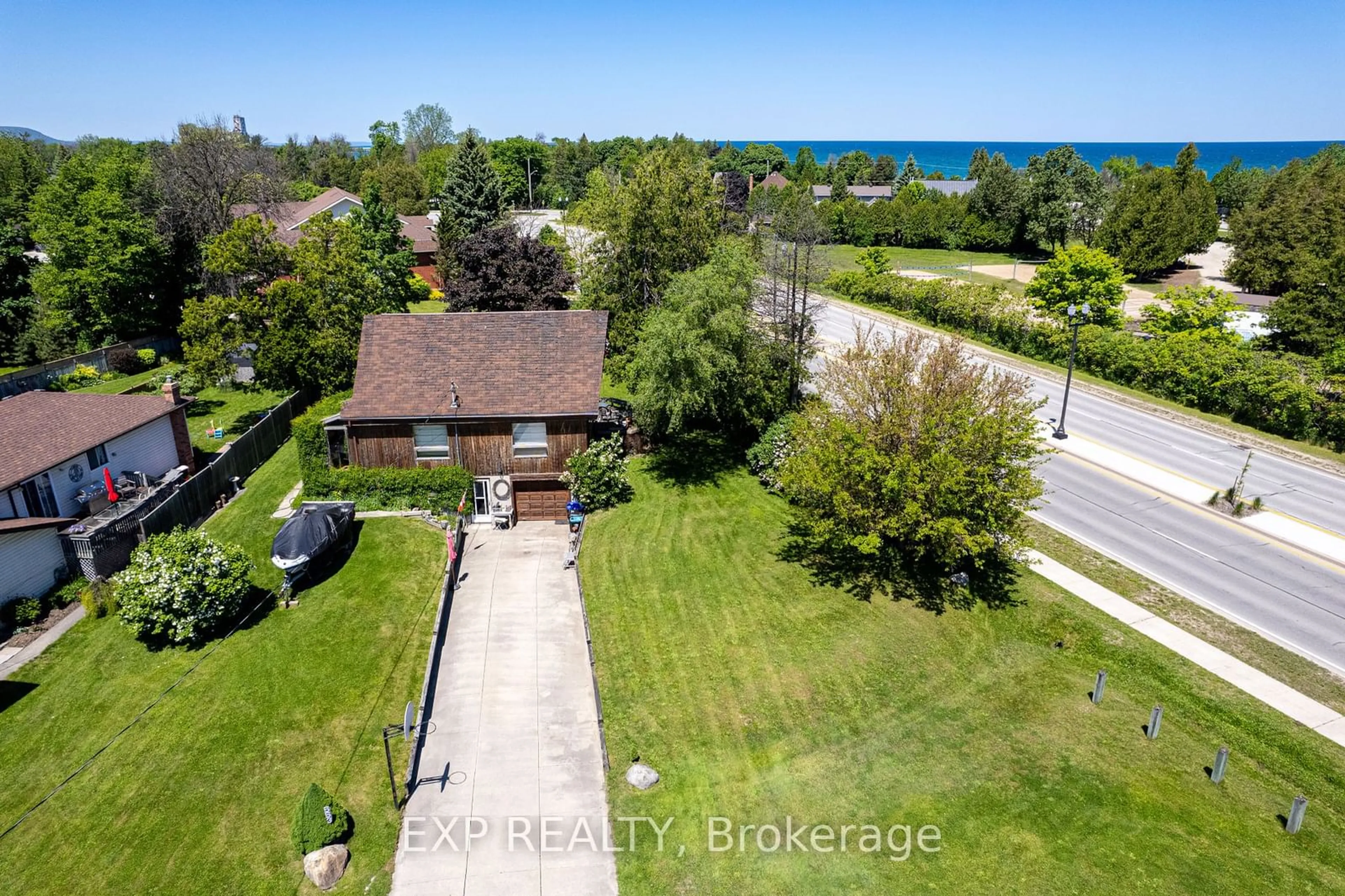 A pic from outside/outdoor area/front of a property/back of a property/a pic from drone, water/lake/river/ocean view for 553 Simcoe St, Collingwood Ontario L9Y 1K2