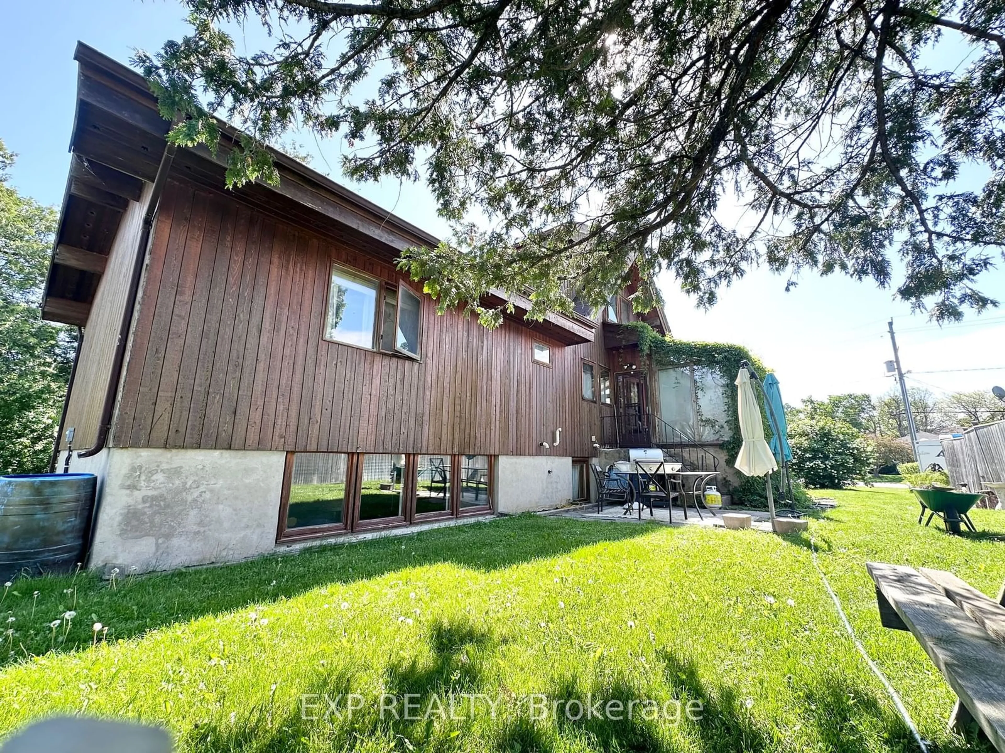 A pic from outside/outdoor area/front of a property/back of a property/a pic from drone, forest/trees view for 553 Simcoe St, Collingwood Ontario L9Y 1K2