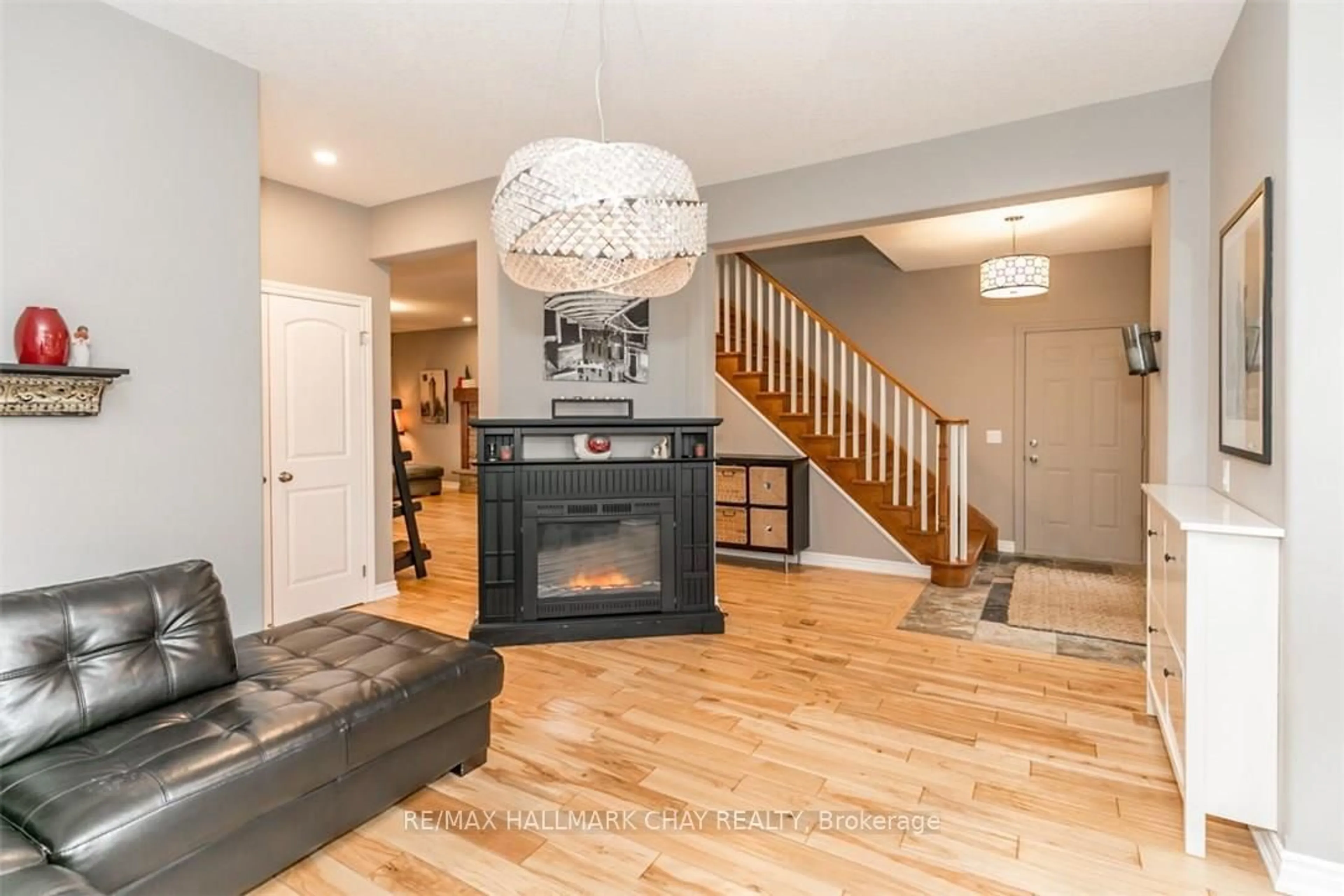 Indoor entryway, wood floors for 11 OAKMONT Ave, Oro-Medonte Ontario L0L 2L0