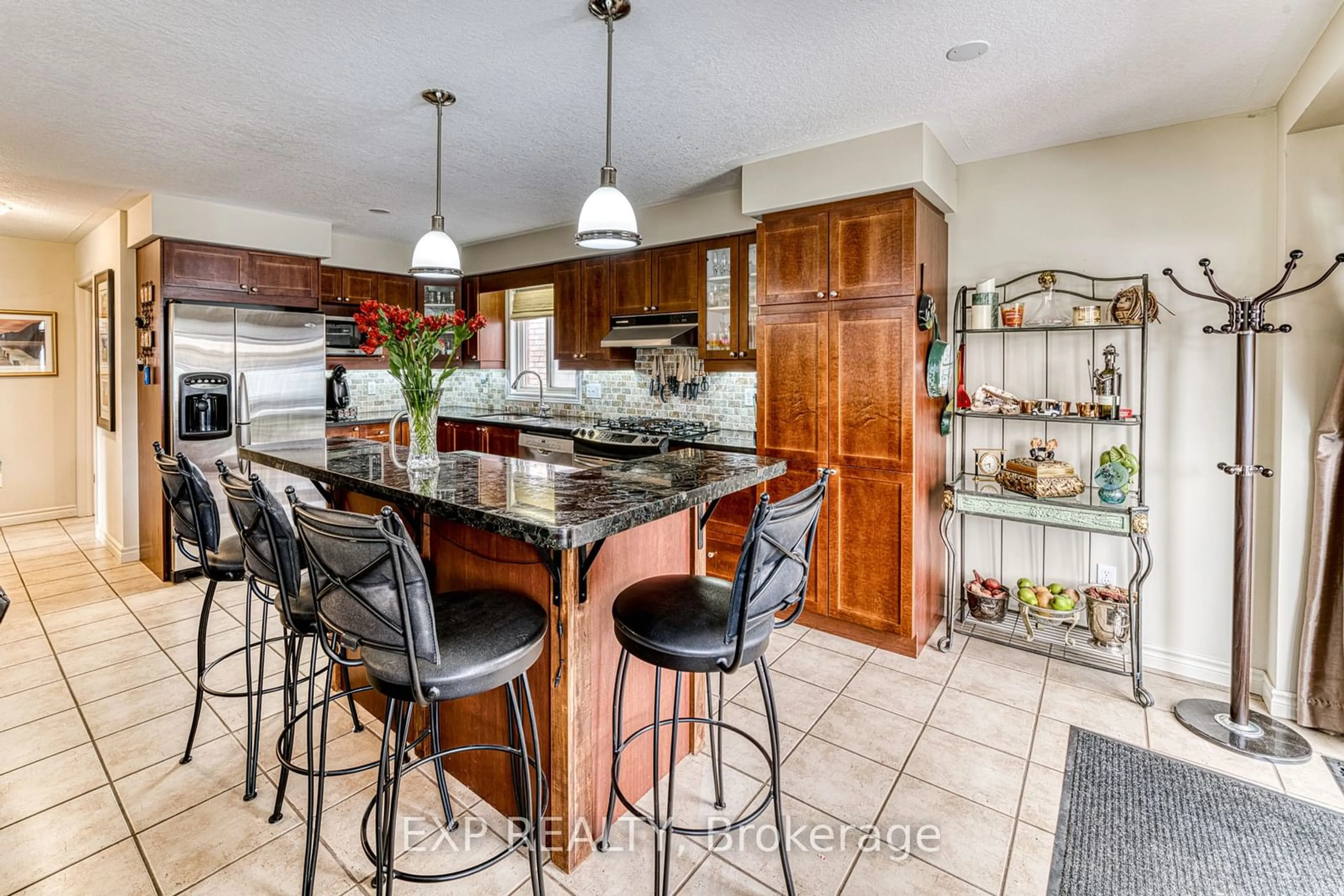 Open concept kitchen for 59 Highlands Cres, Collingwood Ontario L9Y 5H3