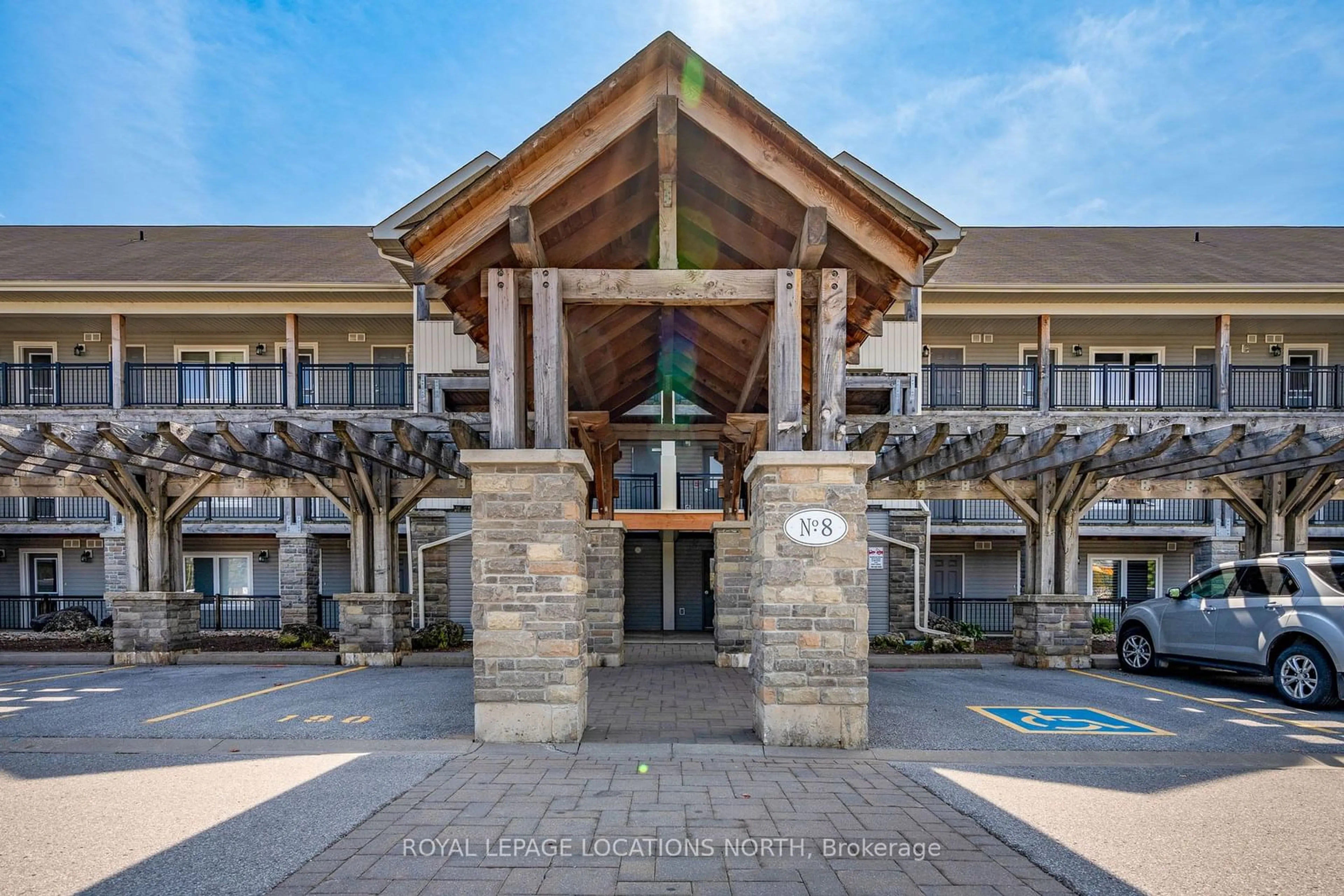 Indoor foyer for 8 Brandy Lane Dr #101, Collingwood Ontario L9Y 0X4