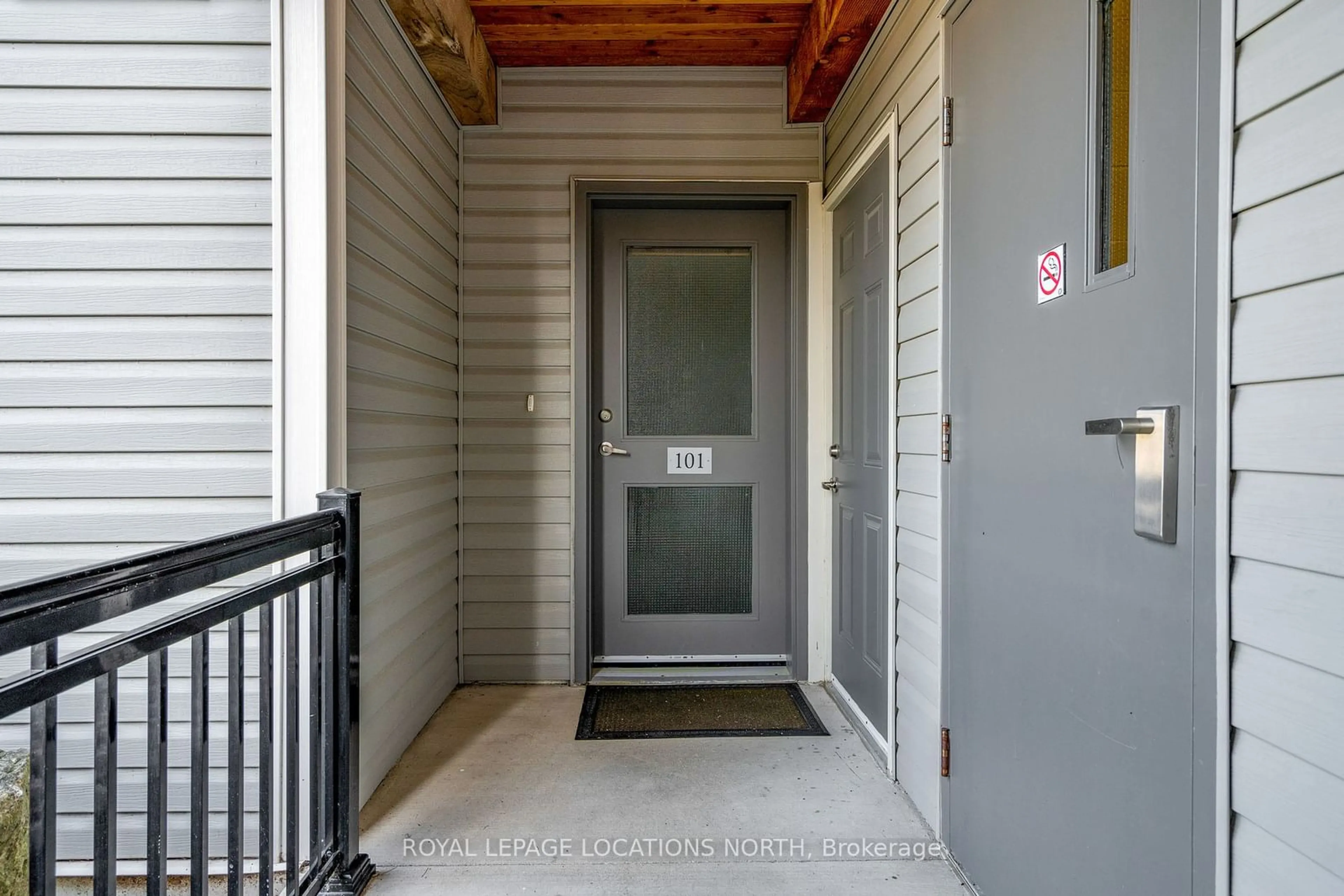 Indoor entryway for 8 Brandy Lane Dr #101, Collingwood Ontario L9Y 0X4