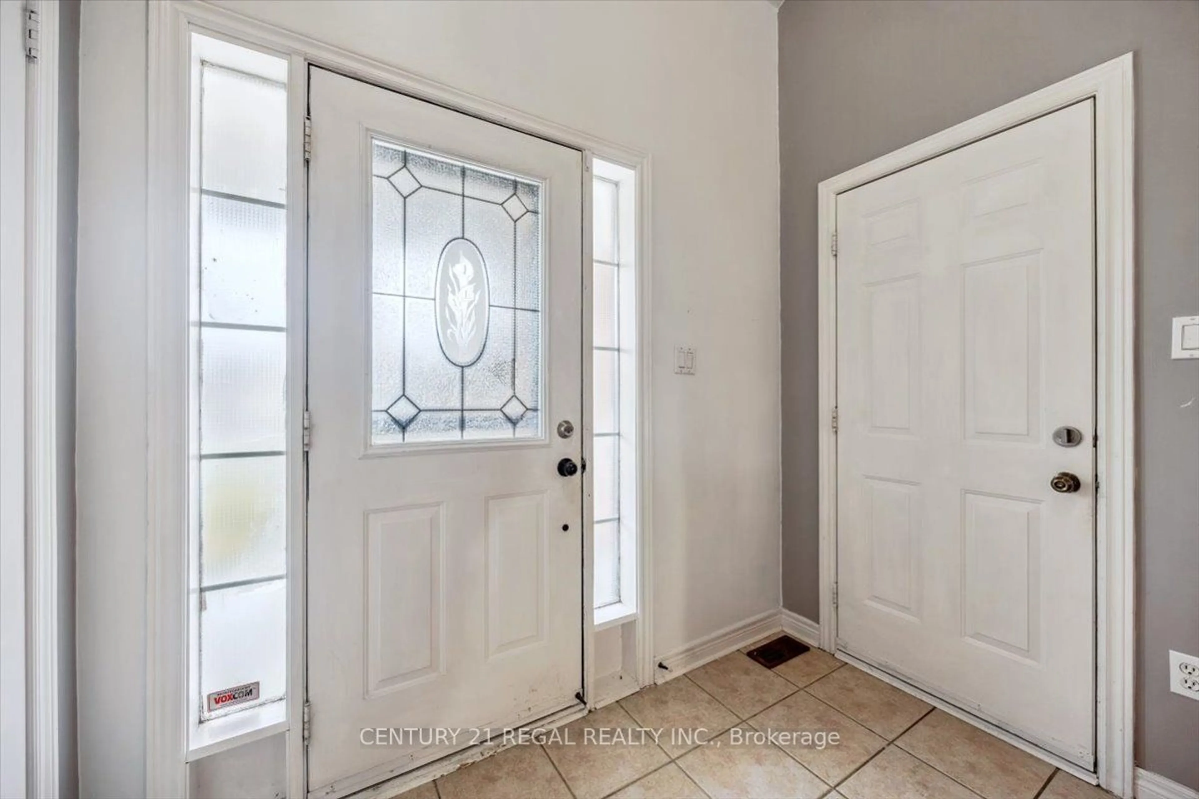 Indoor entryway for 239 EMMS Dr, Barrie Ontario L4N 0L5