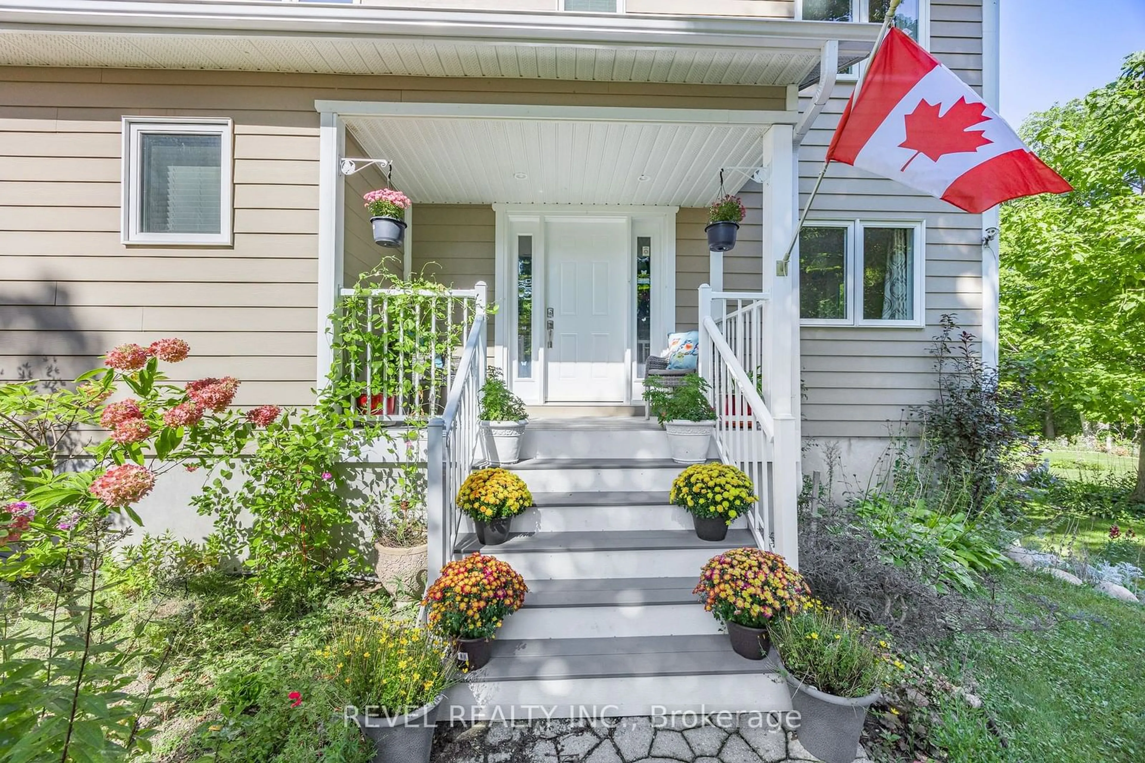 Indoor entryway for 10 Musquake Crt, Tiny Ontario L9M 0B2