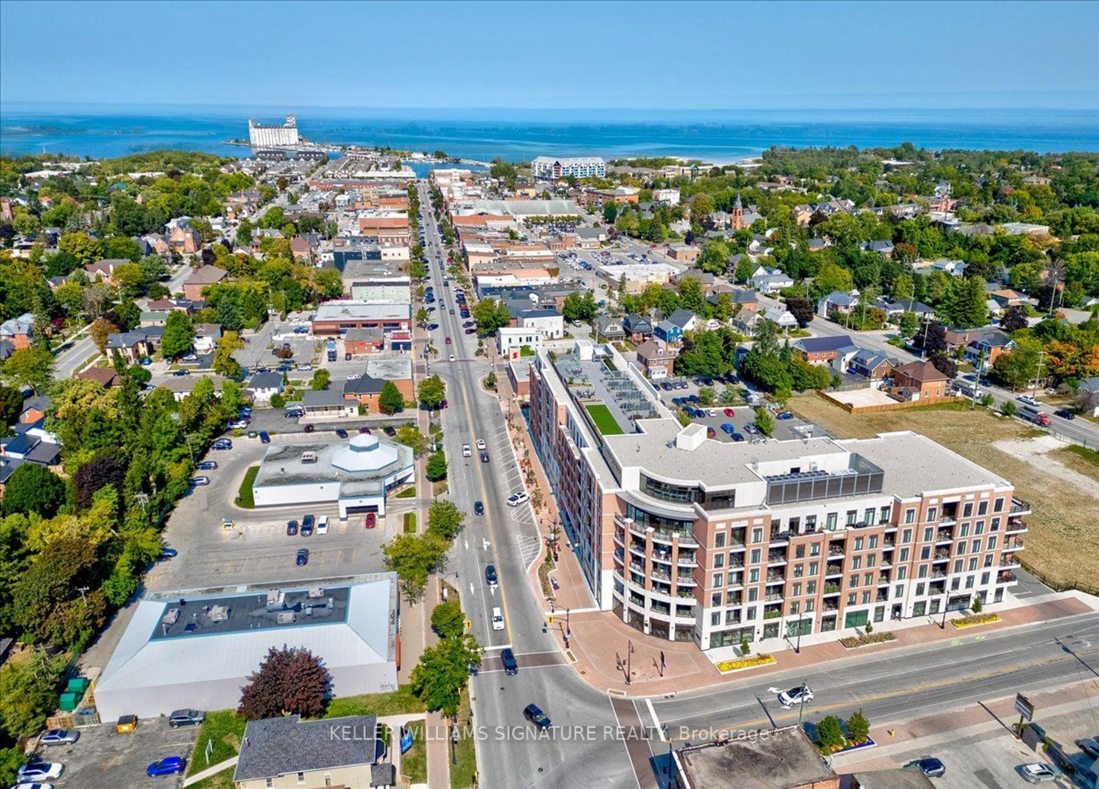 A pic from outside/outdoor area/front of a property/back of a property/a pic from drone, city buildings view from balcony for 1 Hume St #216, Collingwood Ontario L9Y 0X3