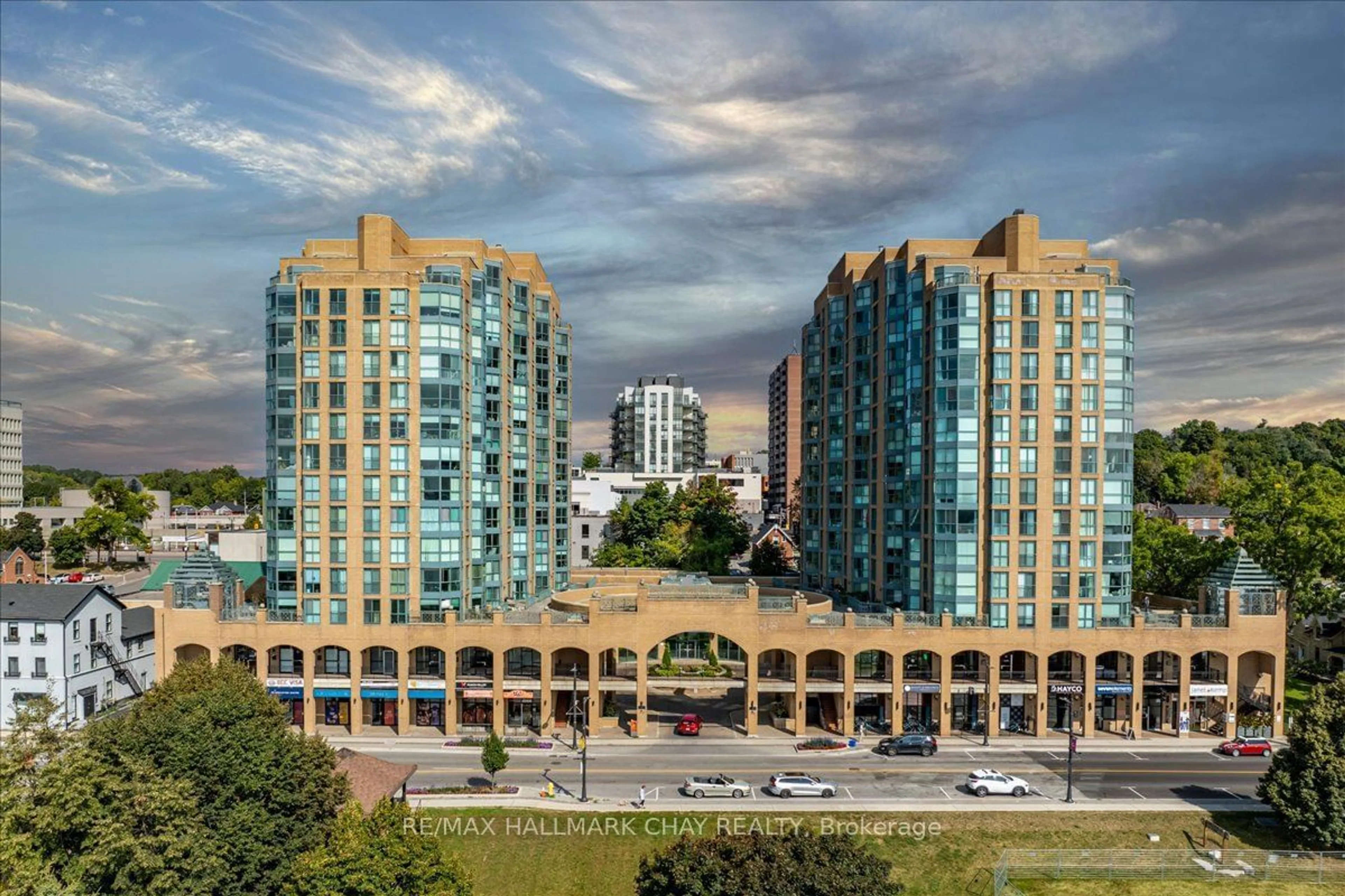 A pic from exterior of the house or condo, the view of city buildings for 140 Dunlop St #801, Barrie Ontario L4M 6H9