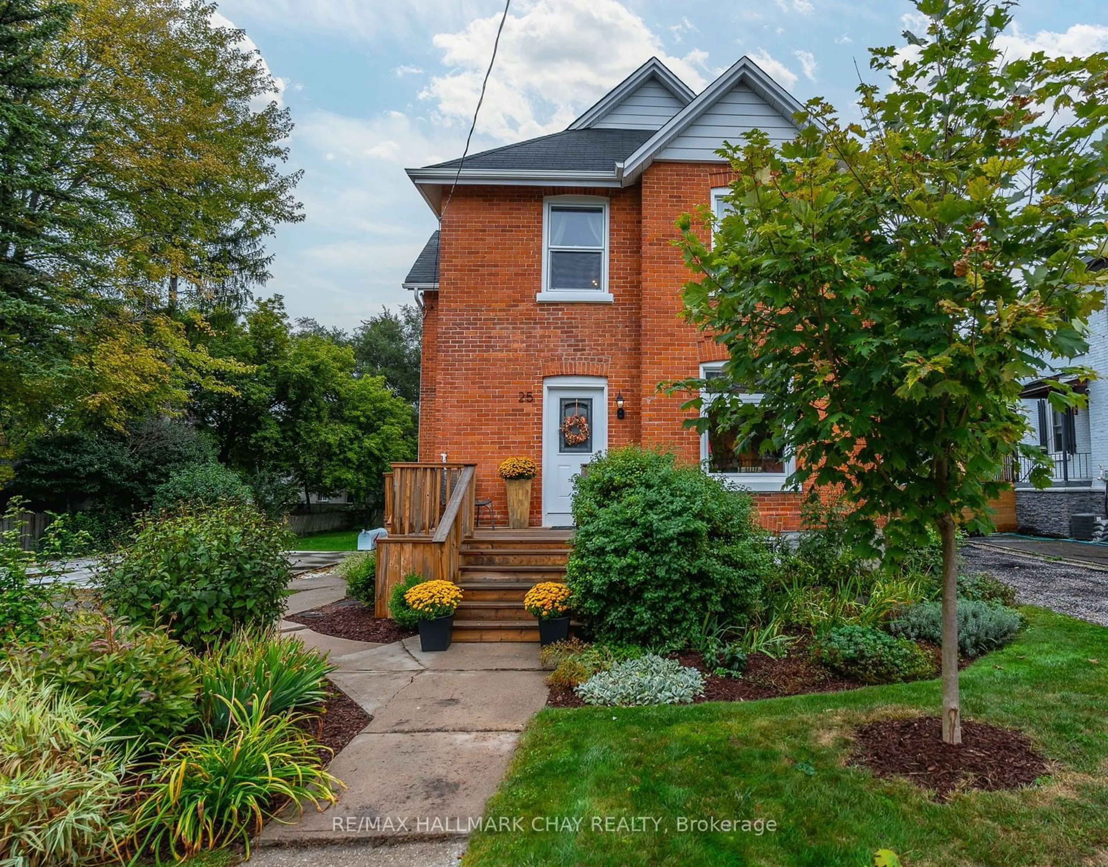 Home with brick exterior material for 25 William St, Barrie Ontario L4N 3J4